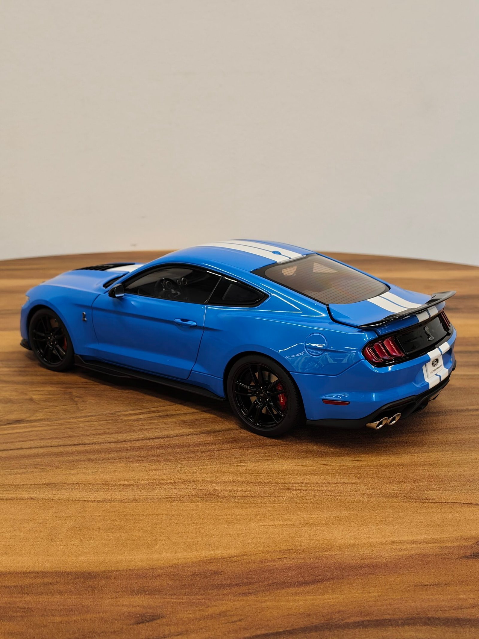 Ford Shelby Mustang GT500 ( Grabber Blue) Scale 1/18 - Image 2