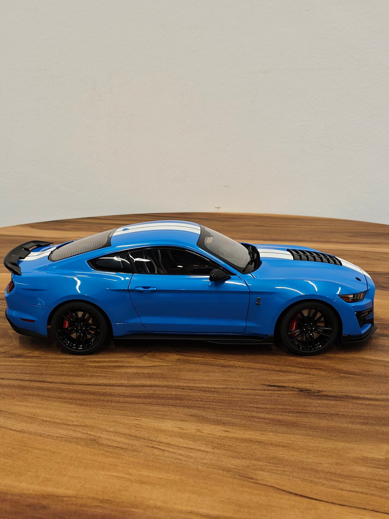 Ford Shelby Mustang GT500 ( Grabber Blue) Scale 1/18 - Image 3