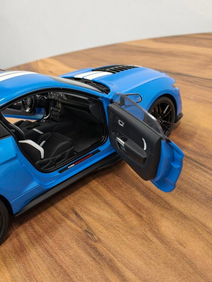 Ford Shelby Mustang GT500 ( Grabber Blue) Scale 1/18 - Image 5
