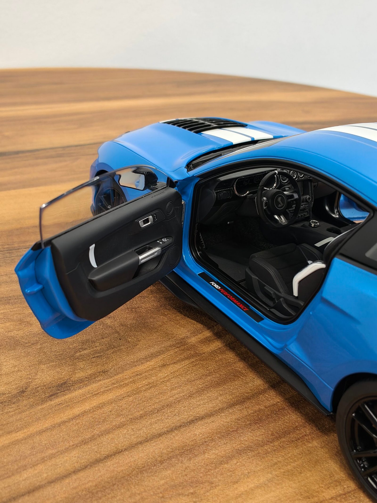 Ford Shelby Mustang GT500 ( Grabber Blue) Scale 1/18 - Image 6