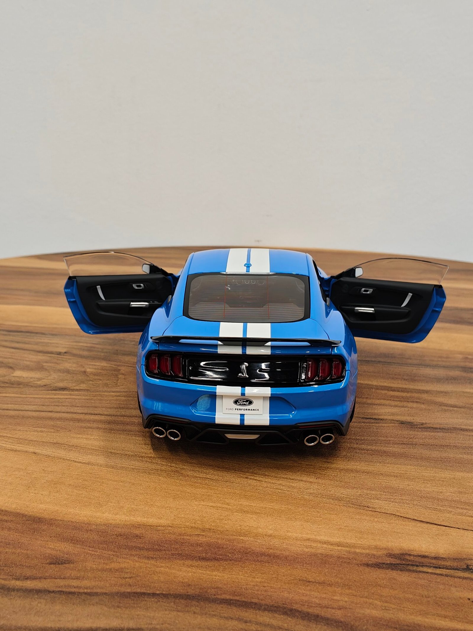 Ford Shelby Mustang GT500 ( Grabber Blue) Scale 1/18 - Image 8
