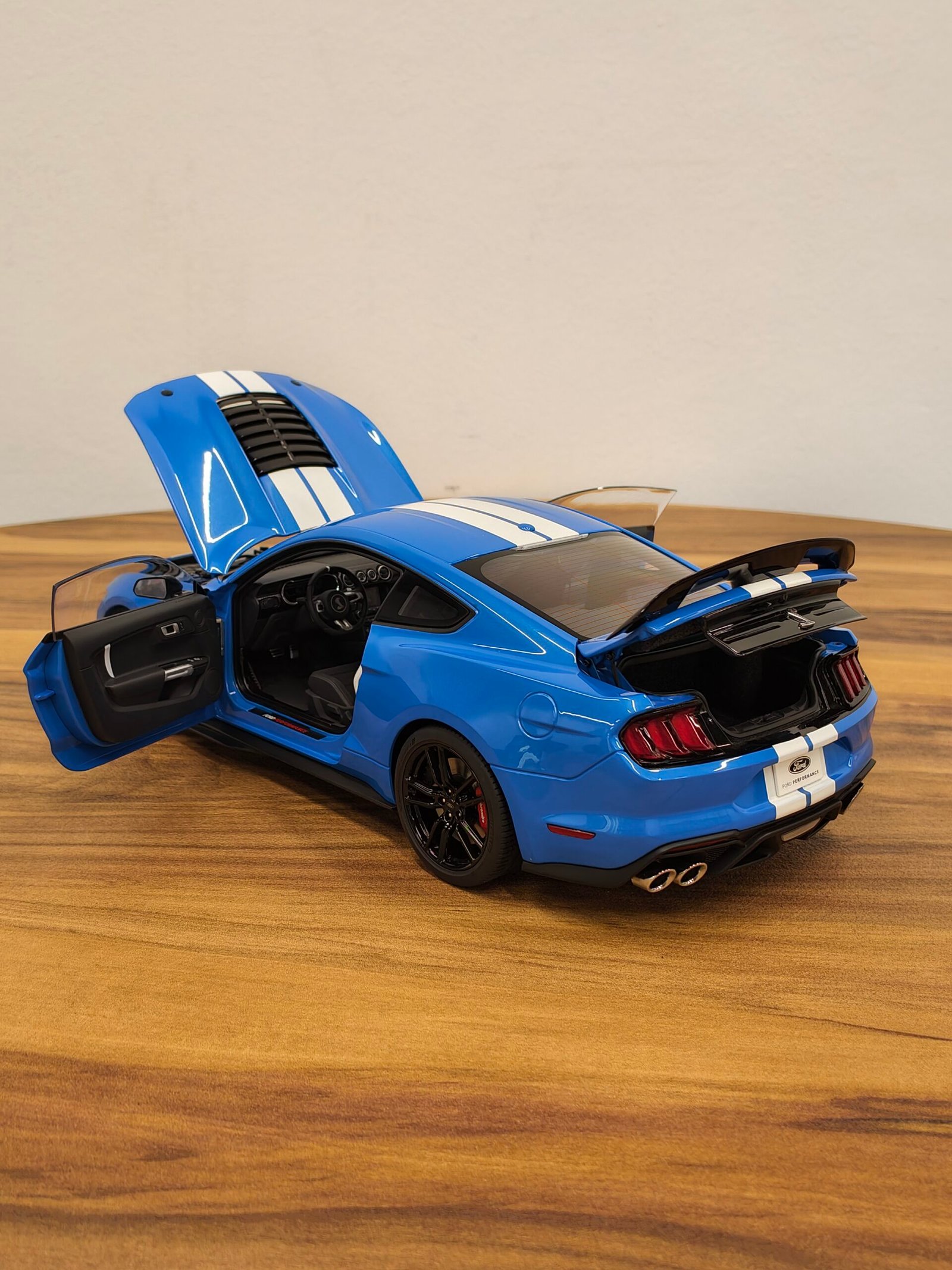 Ford Shelby Mustang GT500 ( Grabber Blue) Scale 1/18 - Image 9