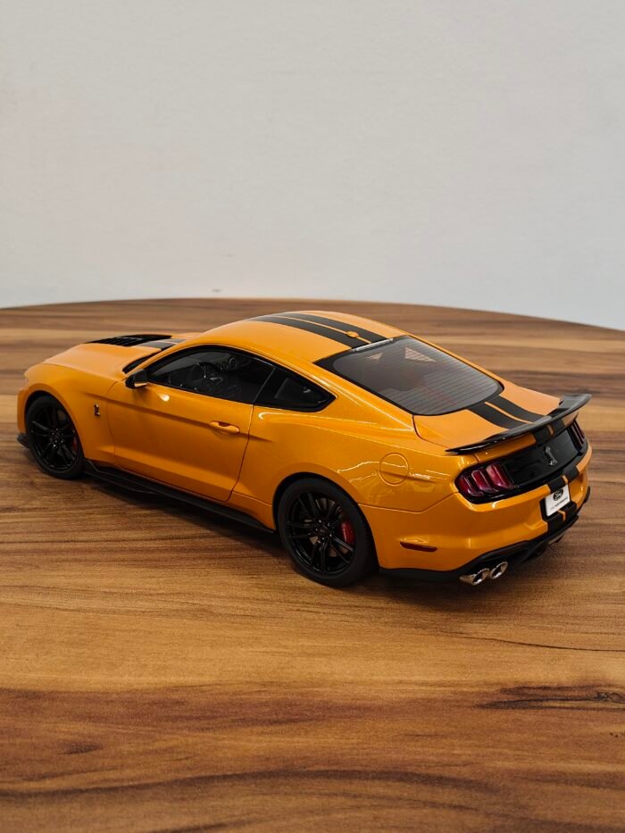 Ford Shelby Mustang GT500 (Cyber Orange) Scale 1/18 - Image 2
