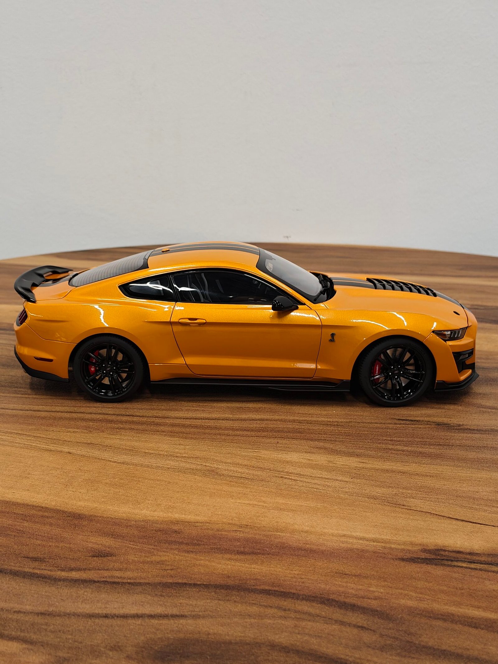 Ford Shelby Mustang GT500 (Cyber Orange) Scale 1/18 - Image 3