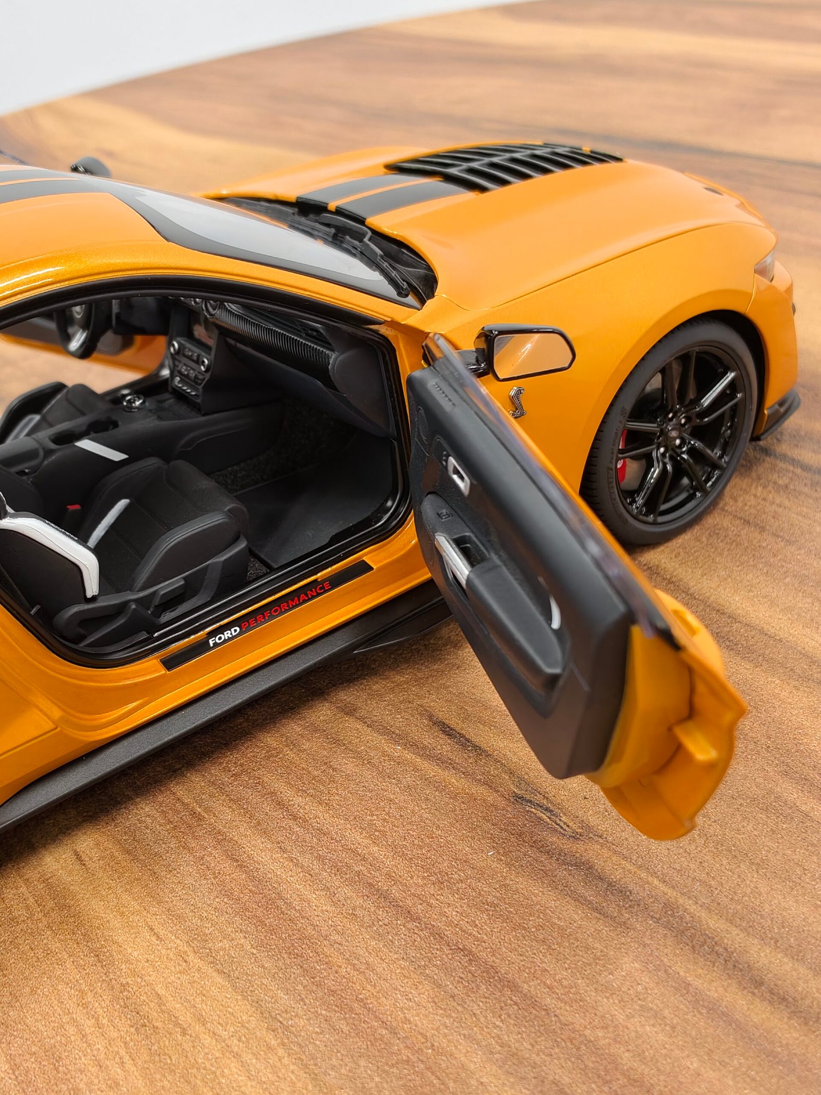 Ford Shelby Mustang GT500 (Cyber Orange) Scale 1/18 - Image 6