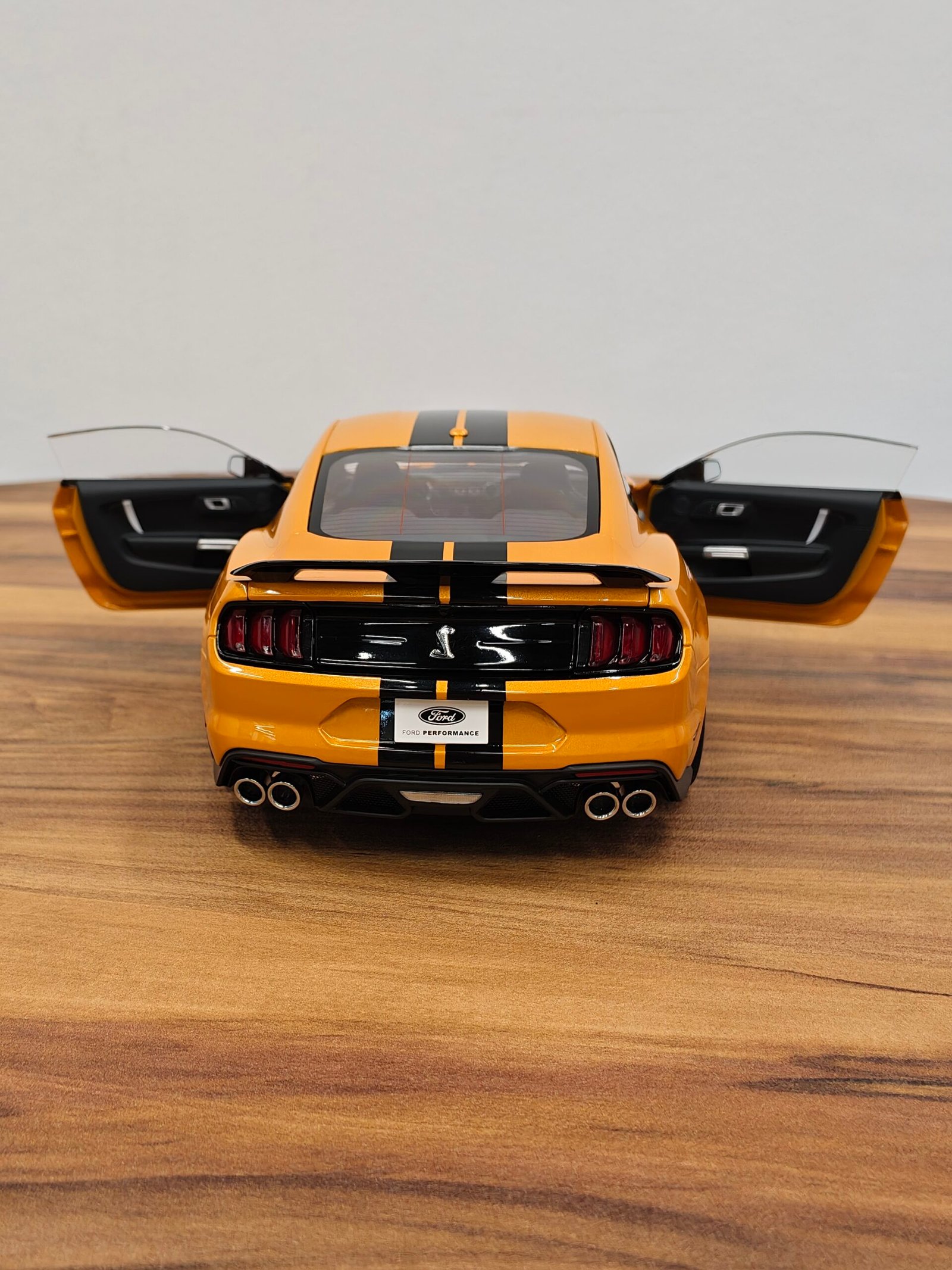 Ford Shelby Mustang GT500 (Cyber Orange) Scale 1/18 - Image 7