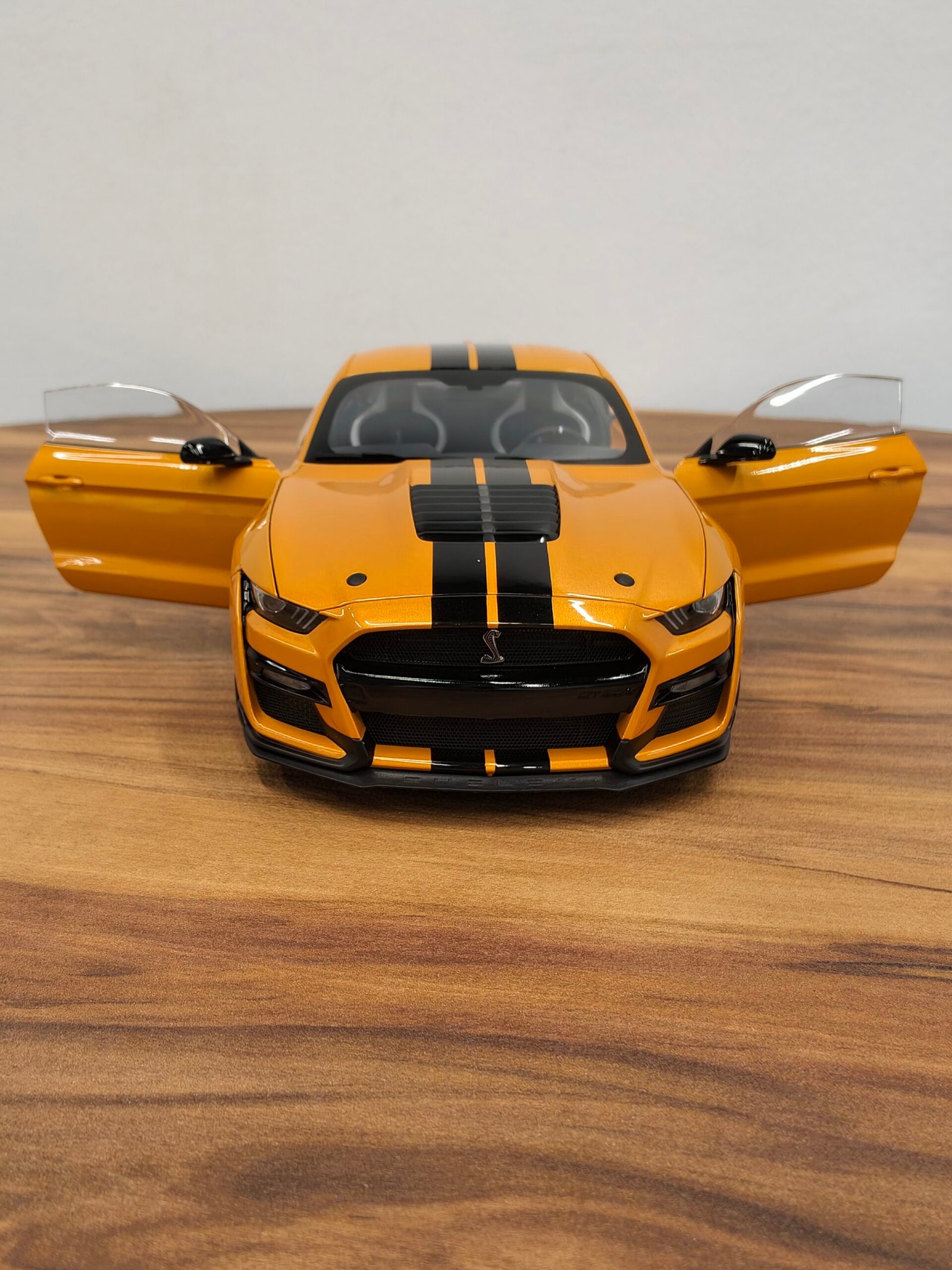 Ford Shelby Mustang GT500 (Cyber Orange) Scale 1/18 - Image 8