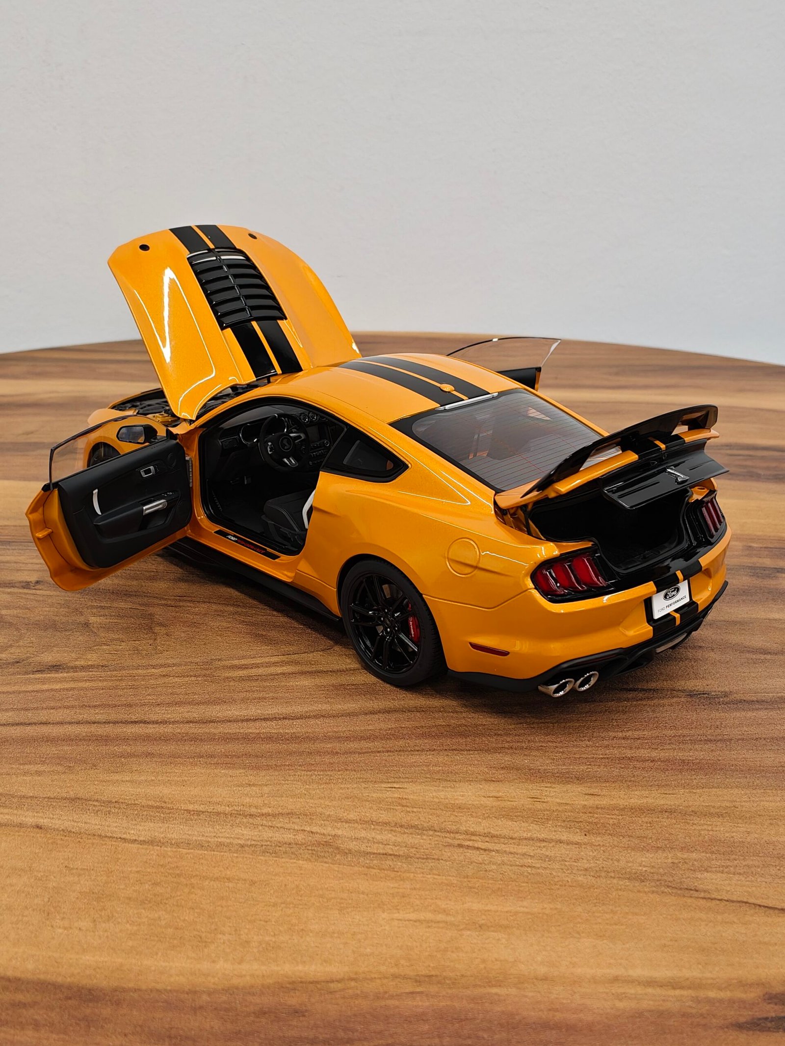 Ford Shelby Mustang GT500 (Cyber Orange) Scale 1/18 - Image 9