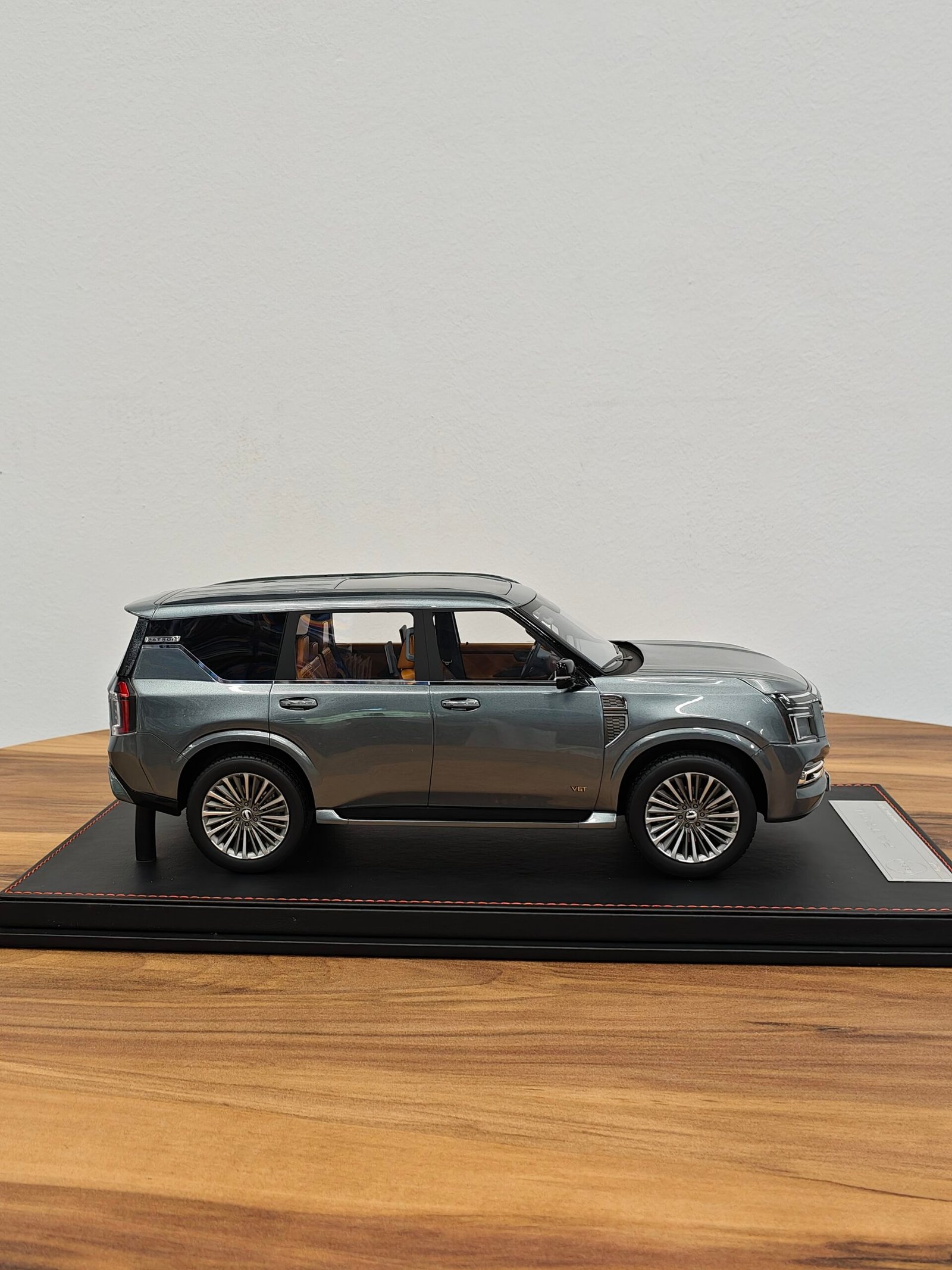 Nissan Patrol (Gray) 1:18 - Image 3