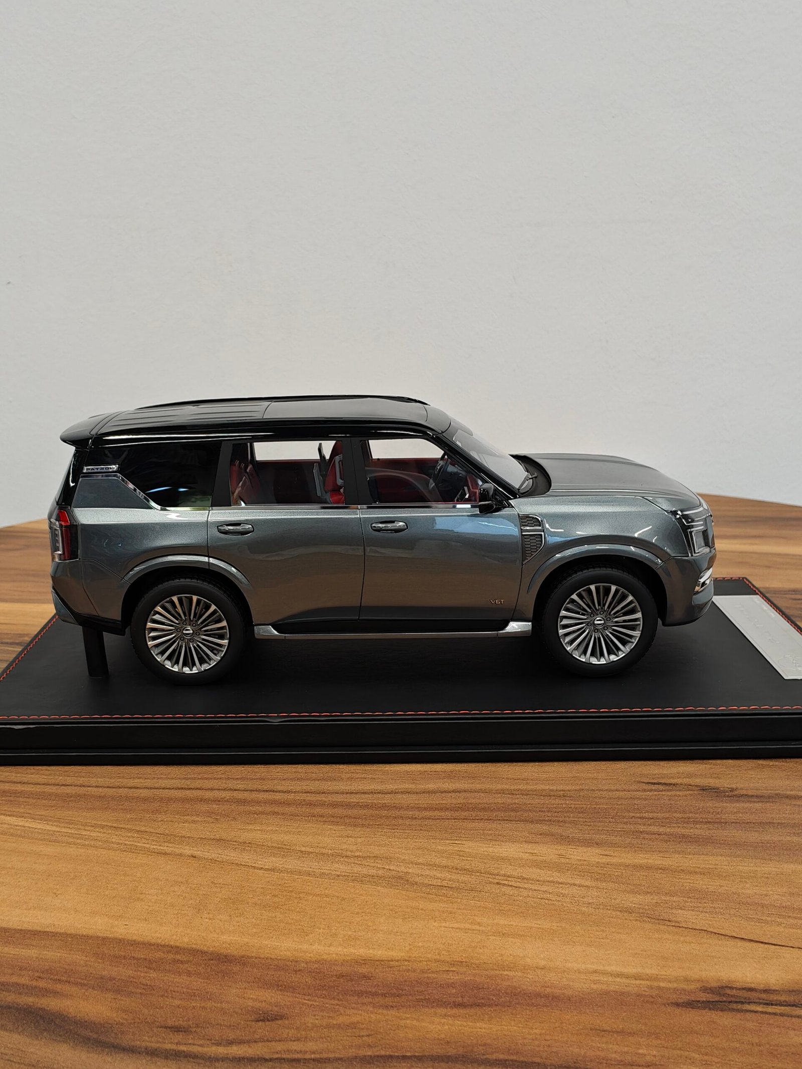 Nissan Patrol 44/50 (Grey/Black) Scale 1/18 - Image 3