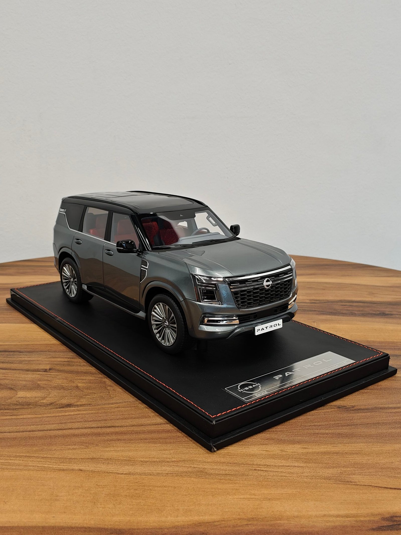 Nissan Patrol 44/50 (Grey/Black) Scale 1/18 - Image 4