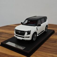 Nissan Patrol 44/75 (White/Black) Scale 1/18