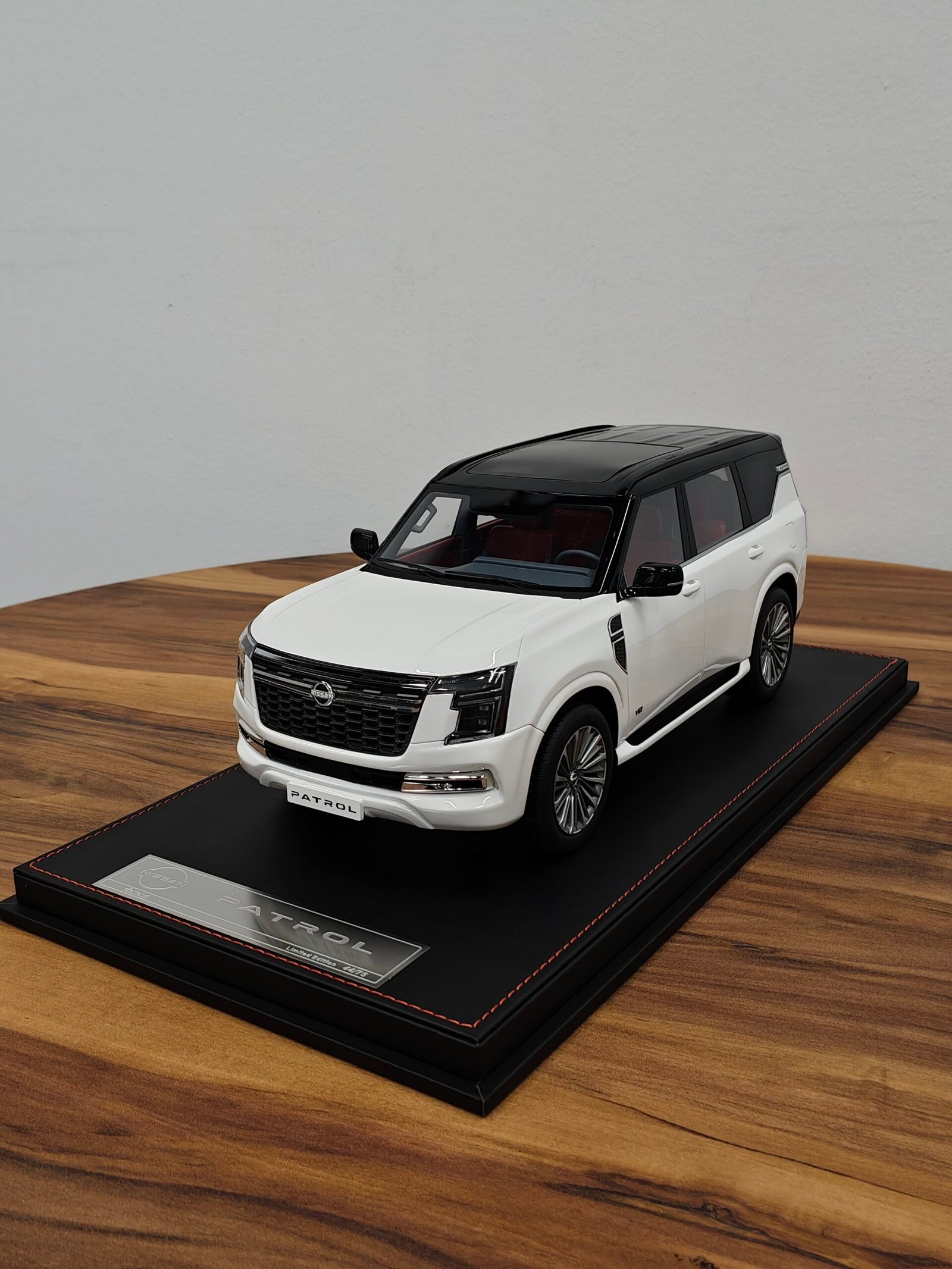 Nissan Patrol 44/75 (White/Black) Scale 1/18