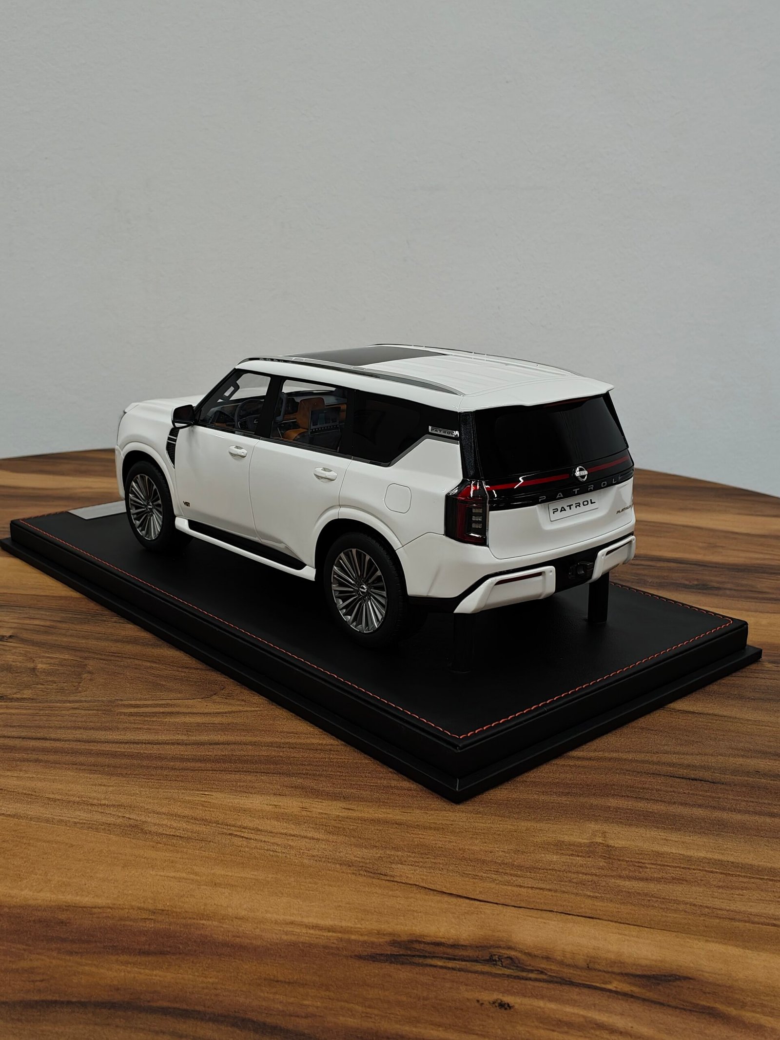 Nissan Patrol (White) 1:18 - Image 2