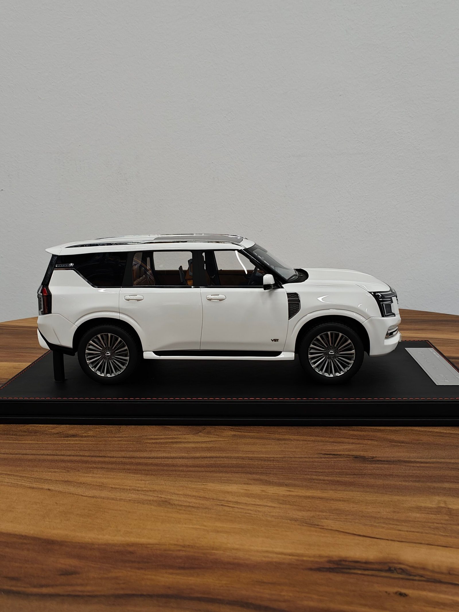 Nissan Patrol (White) 1:18 - Image 3