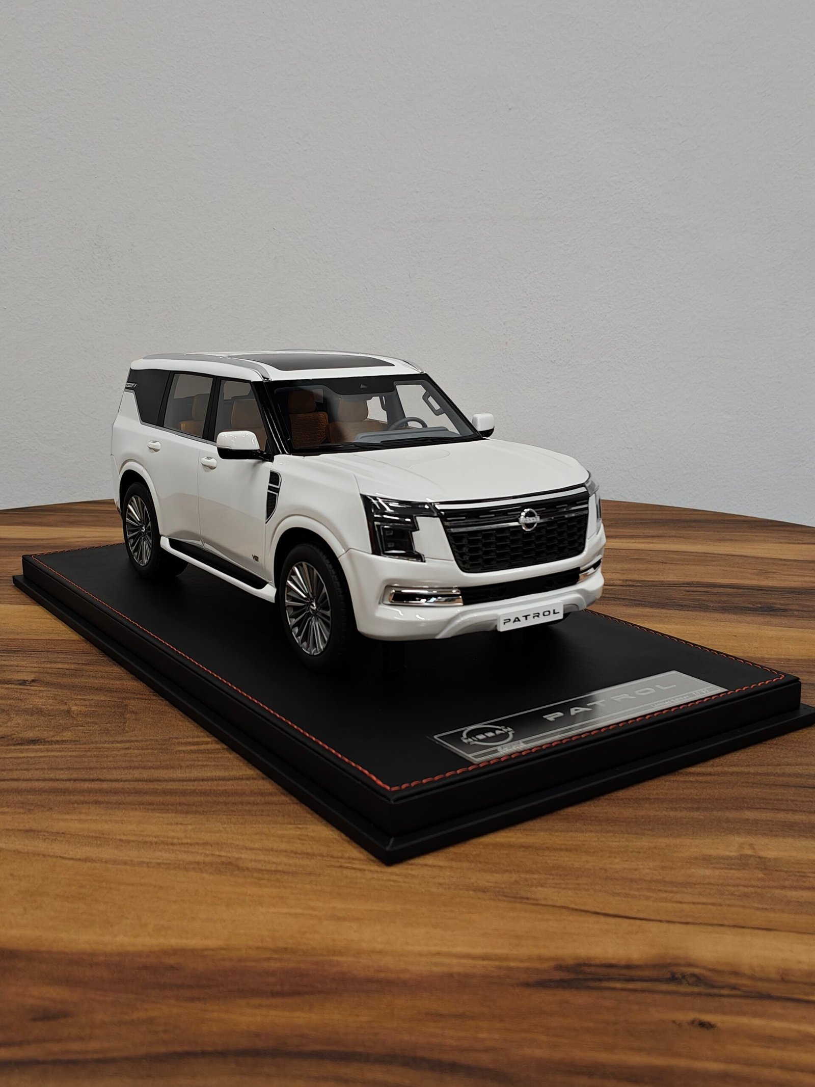 Nissan Patrol (White) 1:18 - Image 4