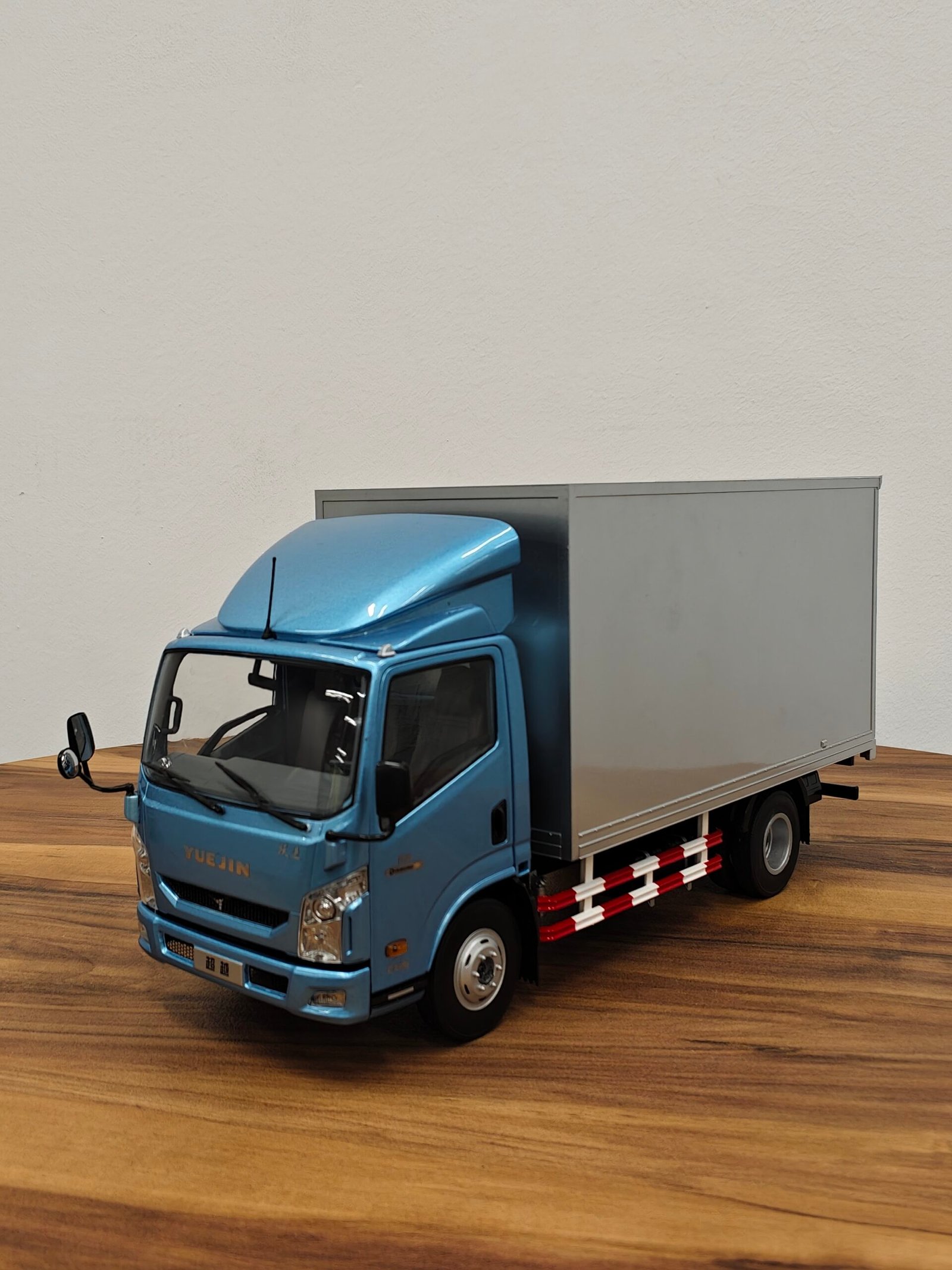 Saic Motor Yuejin Brand Light Truck (Silver) Scale 1/18