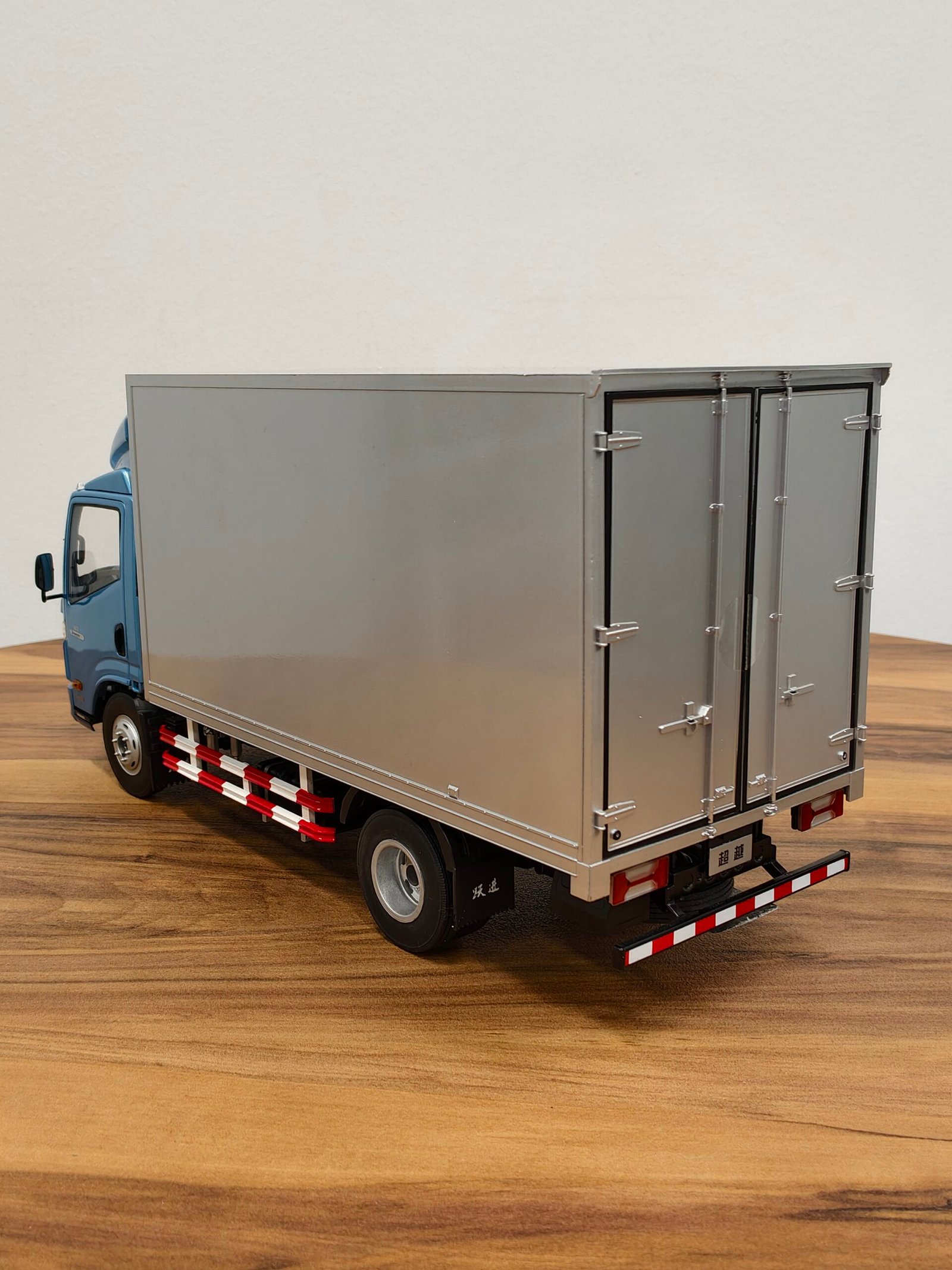 Saic Motor Yuejin Brand Light Truck (Silver) Scale 1/18 - Image 2