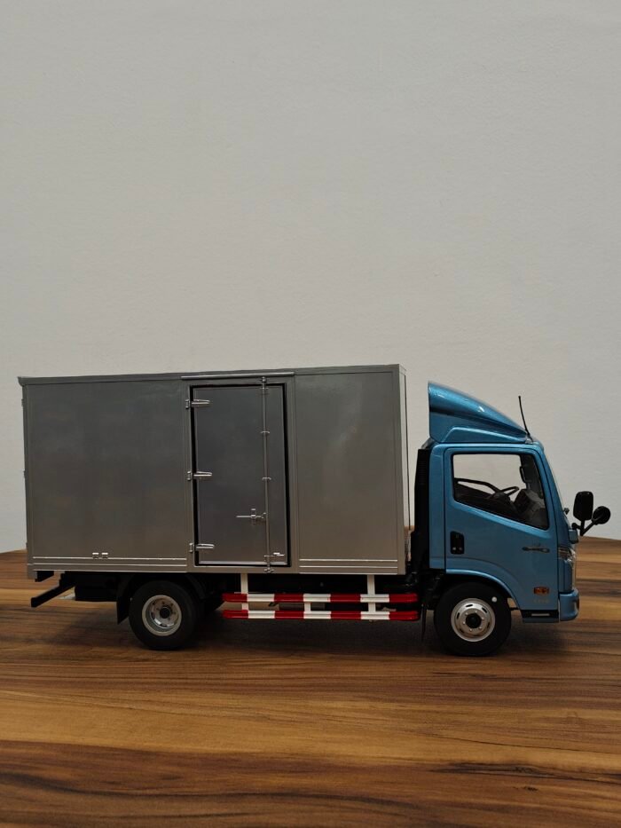 Saic Motor Yuejin Brand Light Truck (Silver) Scale 1/18 - Image 3
