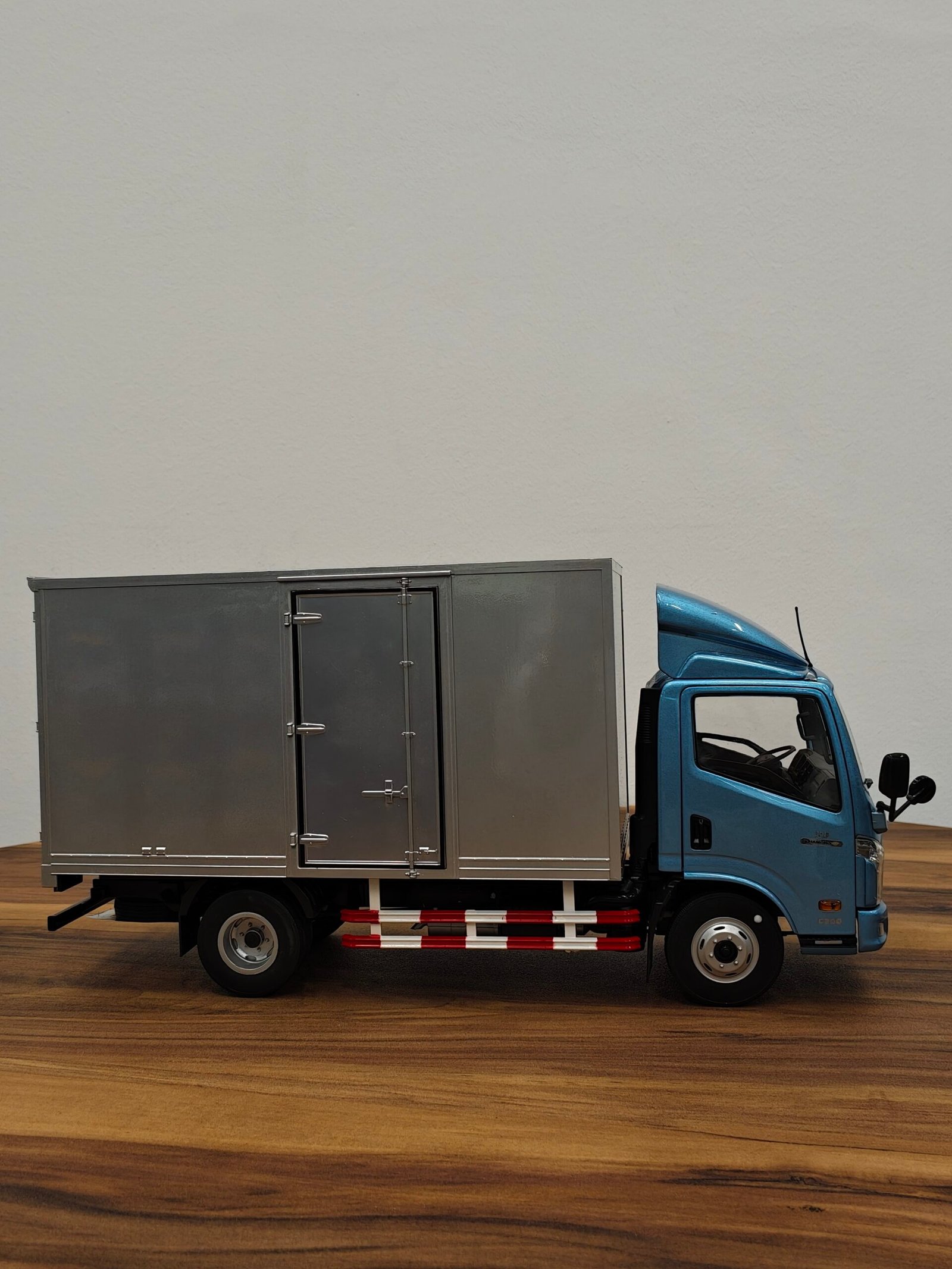 Saic Motor Yuejin Brand Light Truck (Silver) Scale 1/18 - Image 3