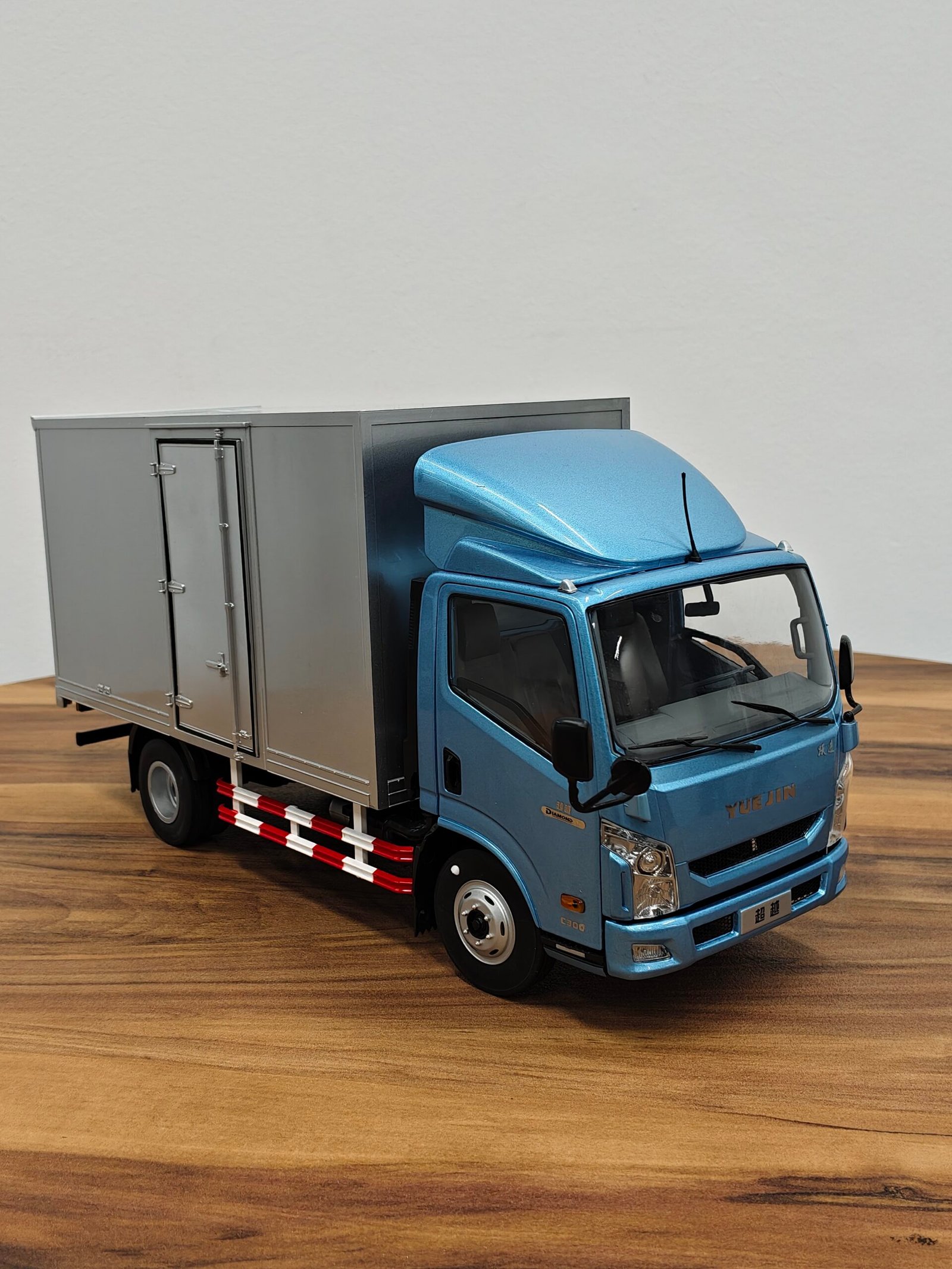 Saic Motor Yuejin Brand Light Truck (Silver) Scale 1/18 - Image 4