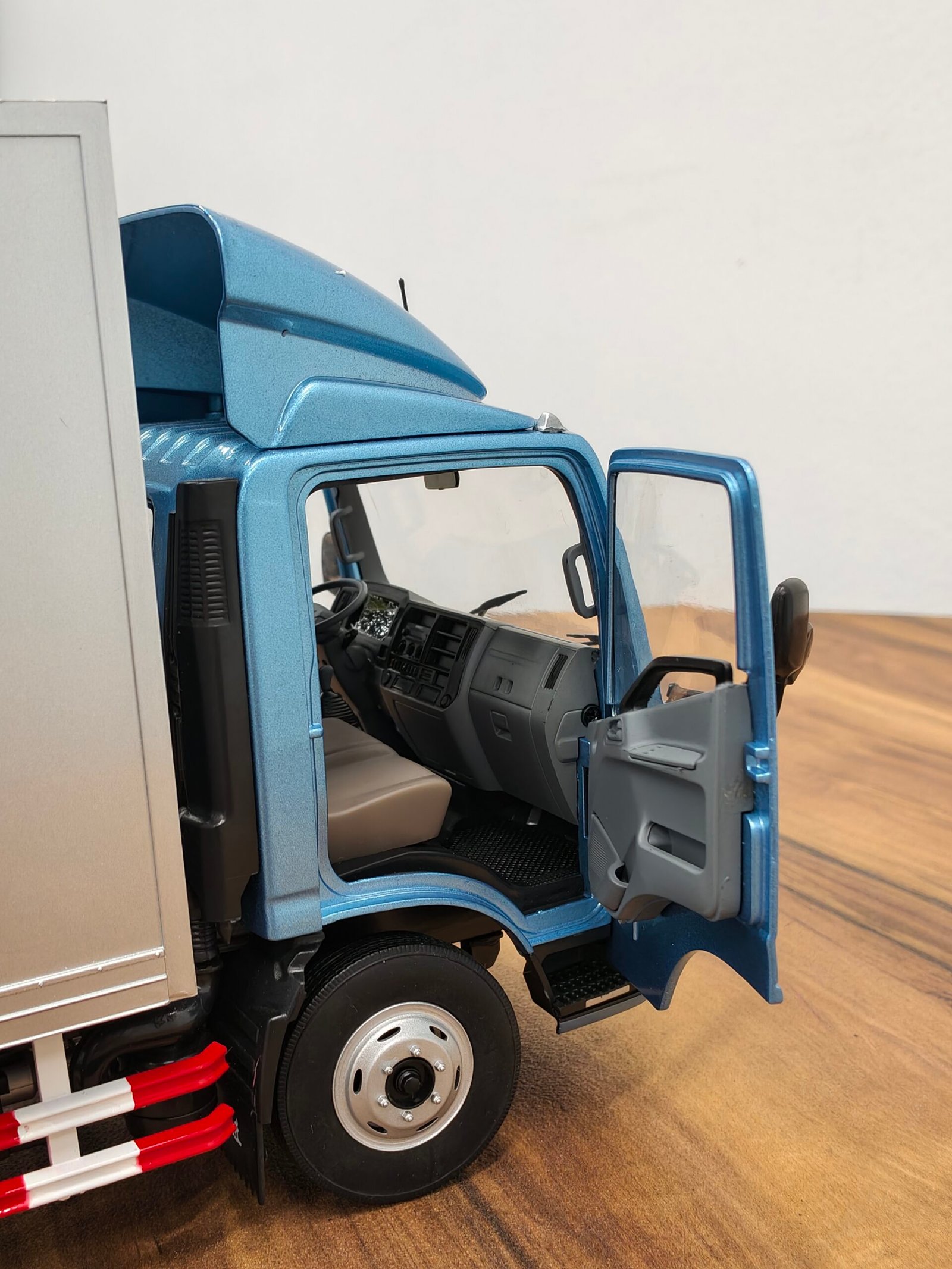 Saic Motor Yuejin Brand Light Truck (Silver) Scale 1/18 - Image 5
