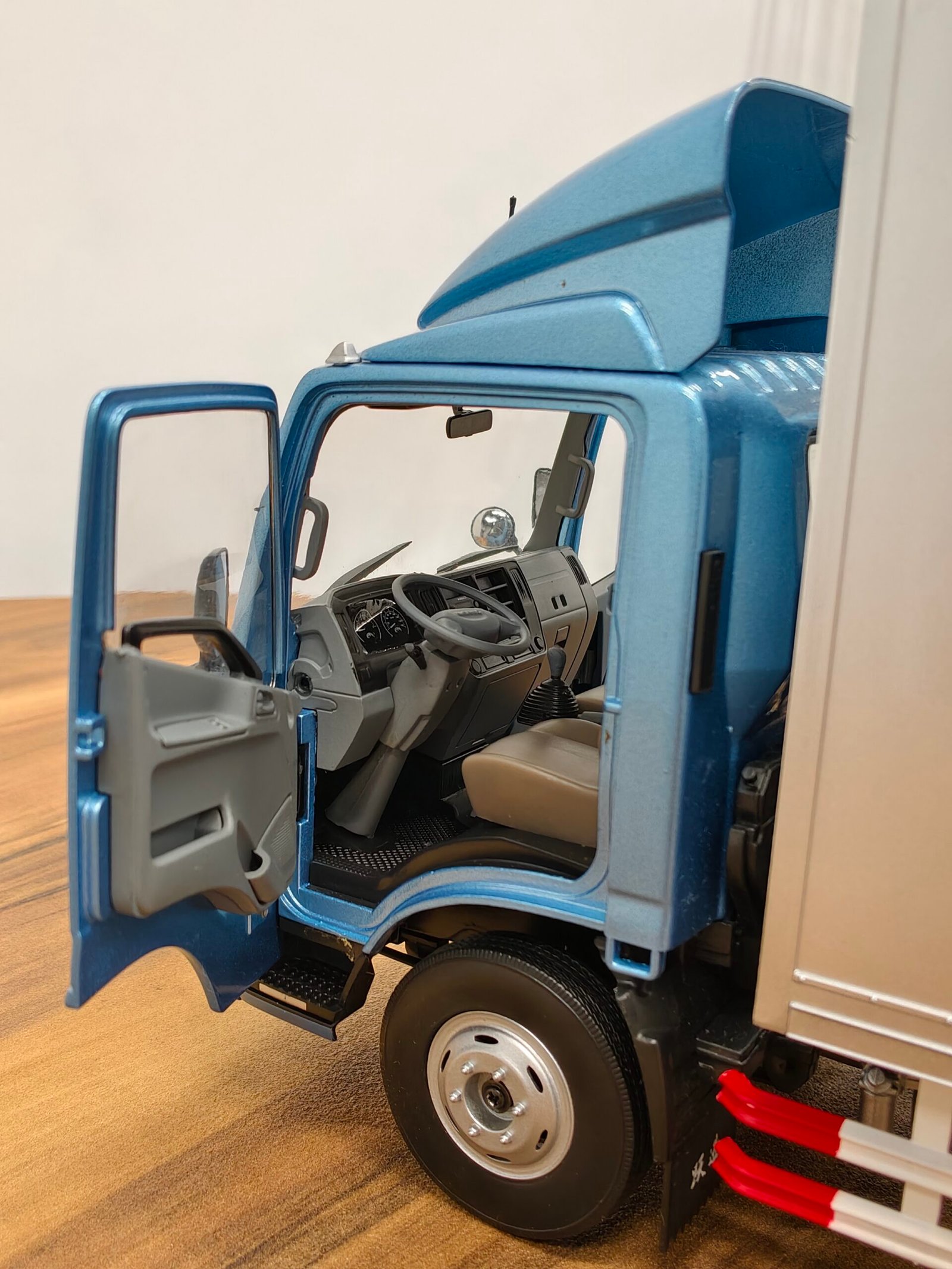 Saic Motor Yuejin Brand Light Truck (Silver) Scale 1/18 - Image 6