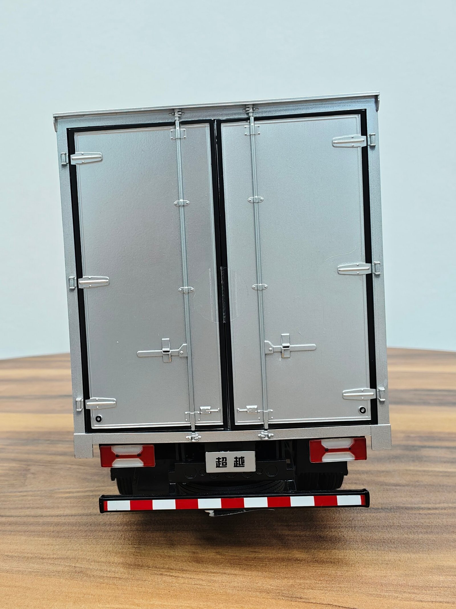 Saic Motor Yuejin Brand Light Truck (Silver) Scale 1/18 - Image 7