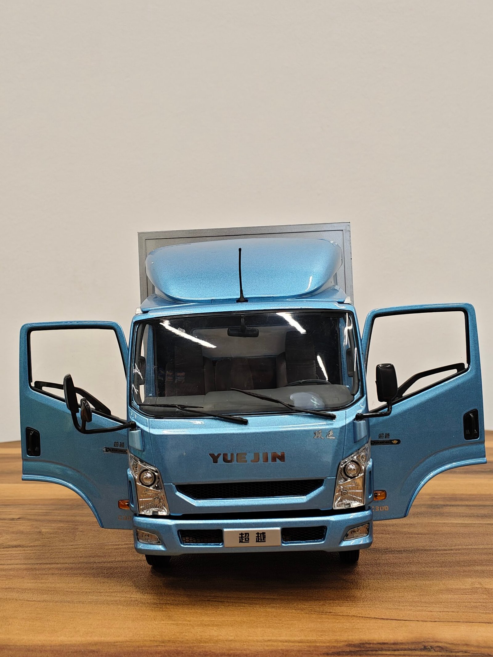 Saic Motor Yuejin Brand Light Truck (Silver) Scale 1/18 - Image 8