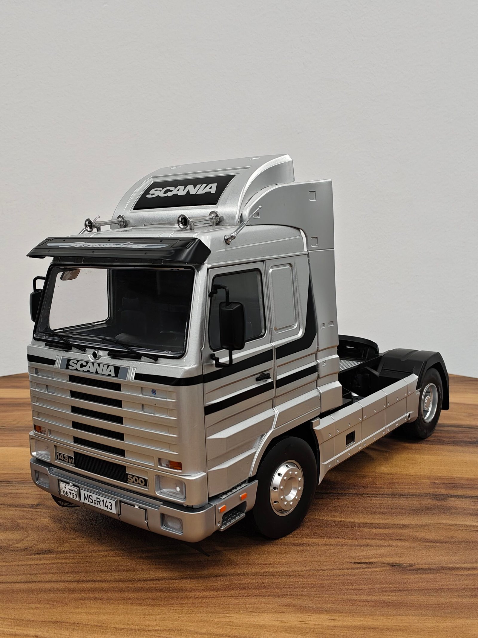 Road King Scania Truck (Silver) Scale 1/18