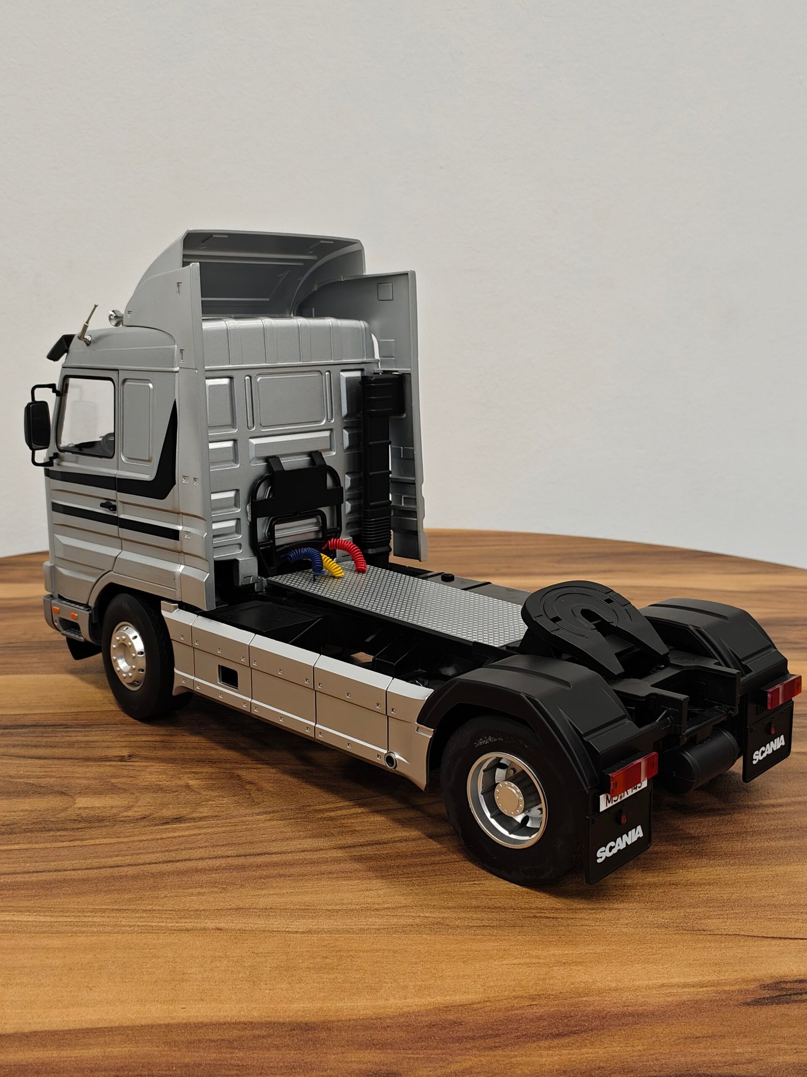 Road King Scania Truck (Silver) Scale 1/18 - Image 2