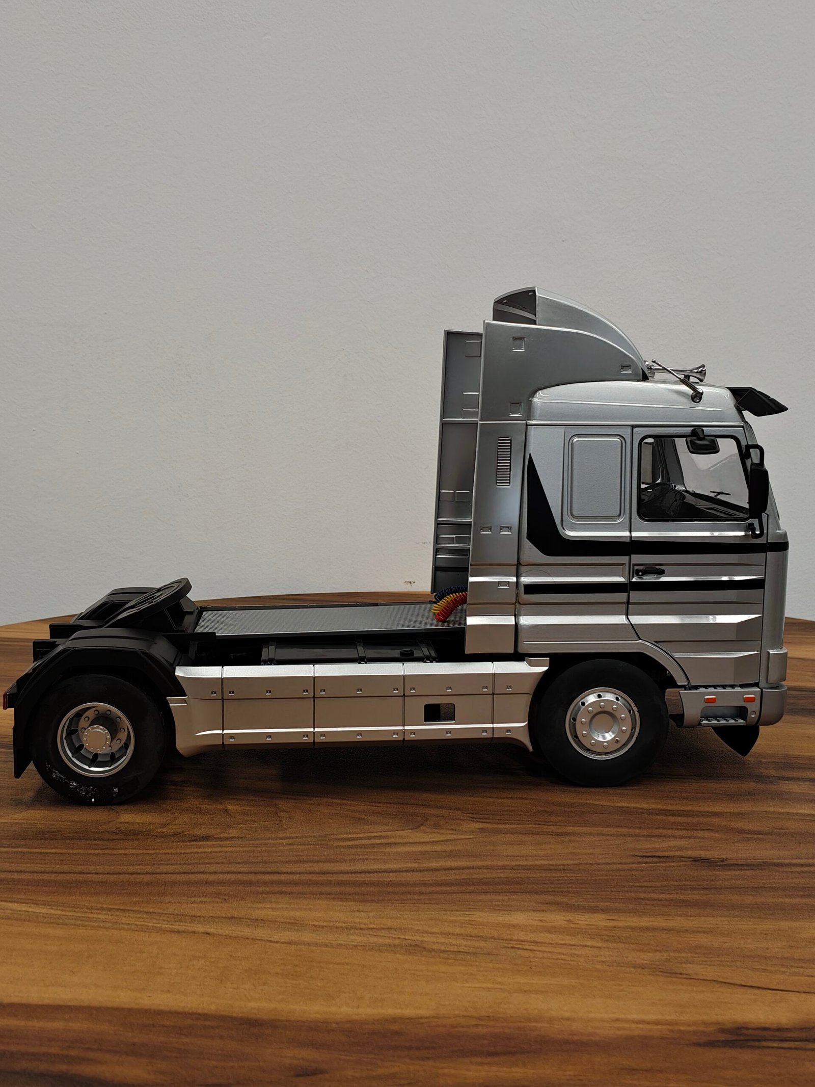 Road King Scania Truck (Silver) Scale 1/18 - Image 3