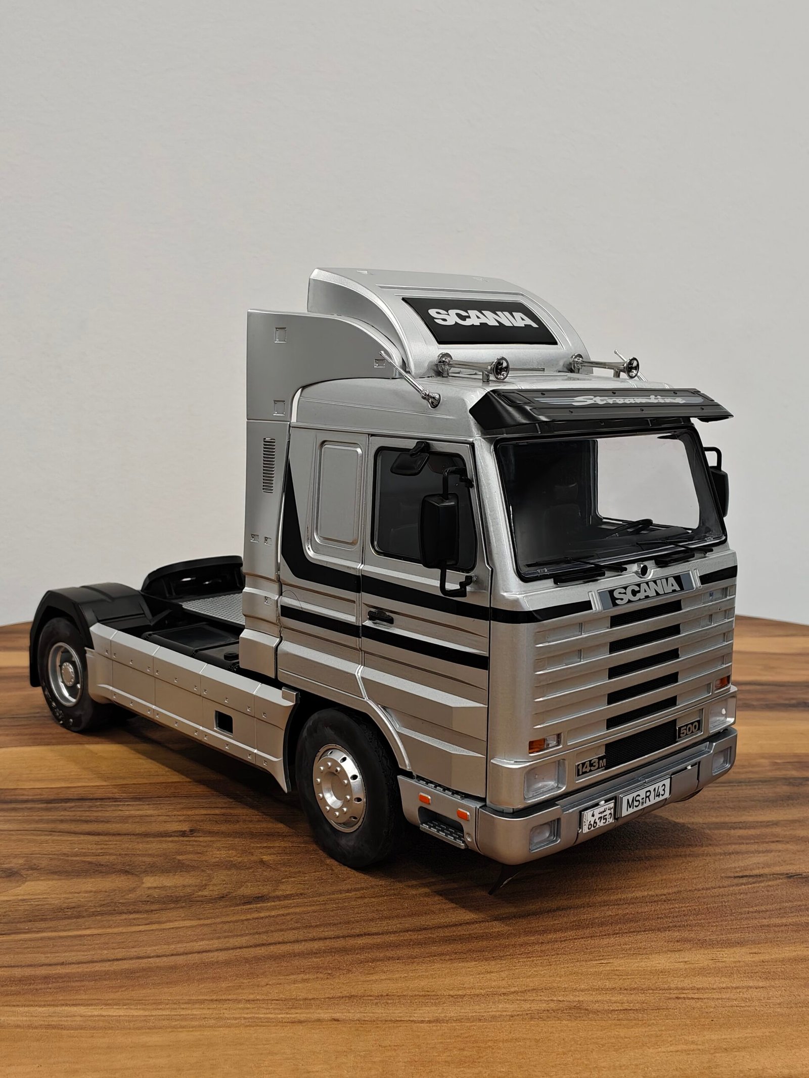 Road King Scania Truck (Silver) Scale 1/18 - Image 4