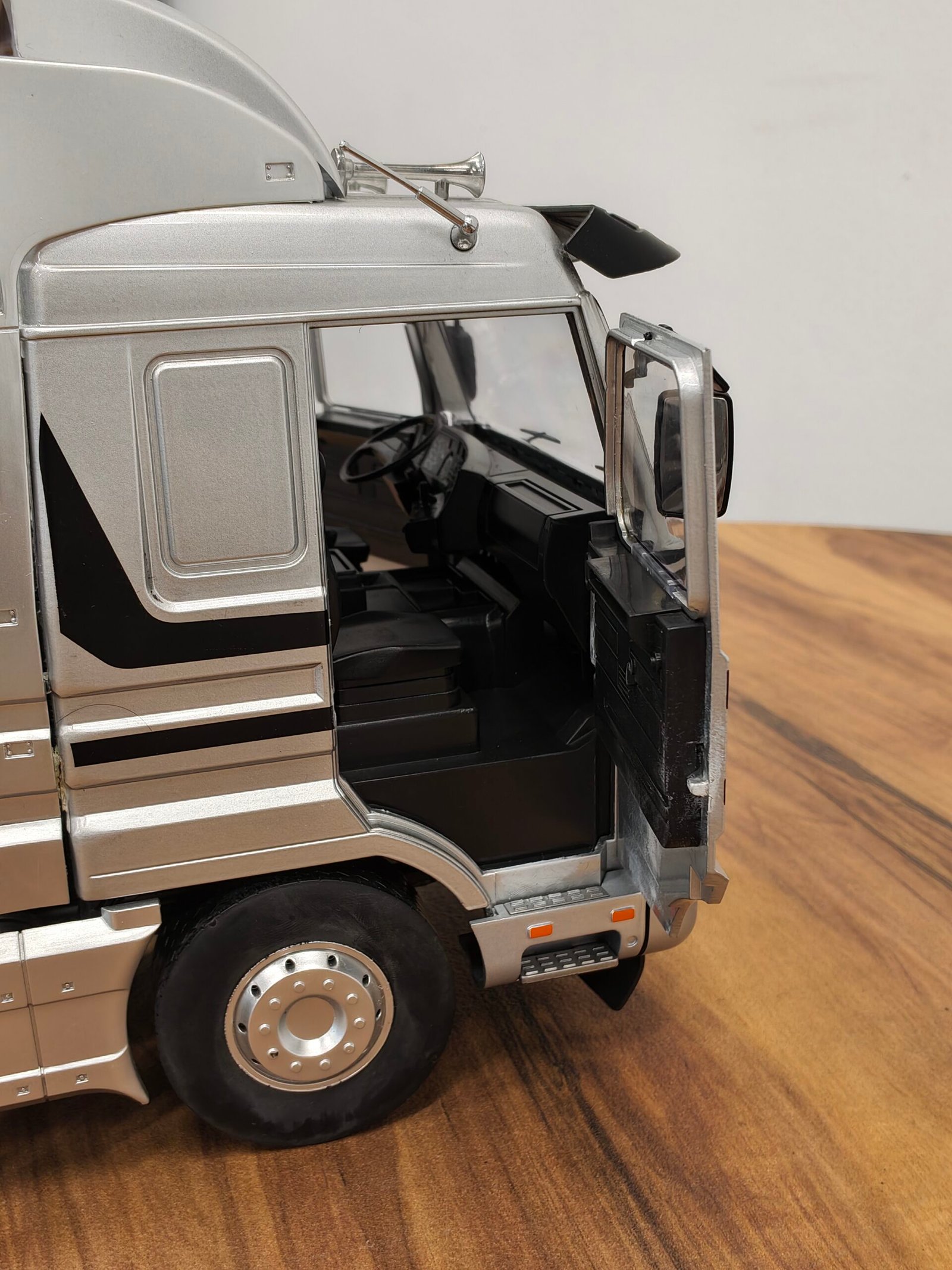 Road King Scania Truck (Silver) Scale 1/18 - Image 5
