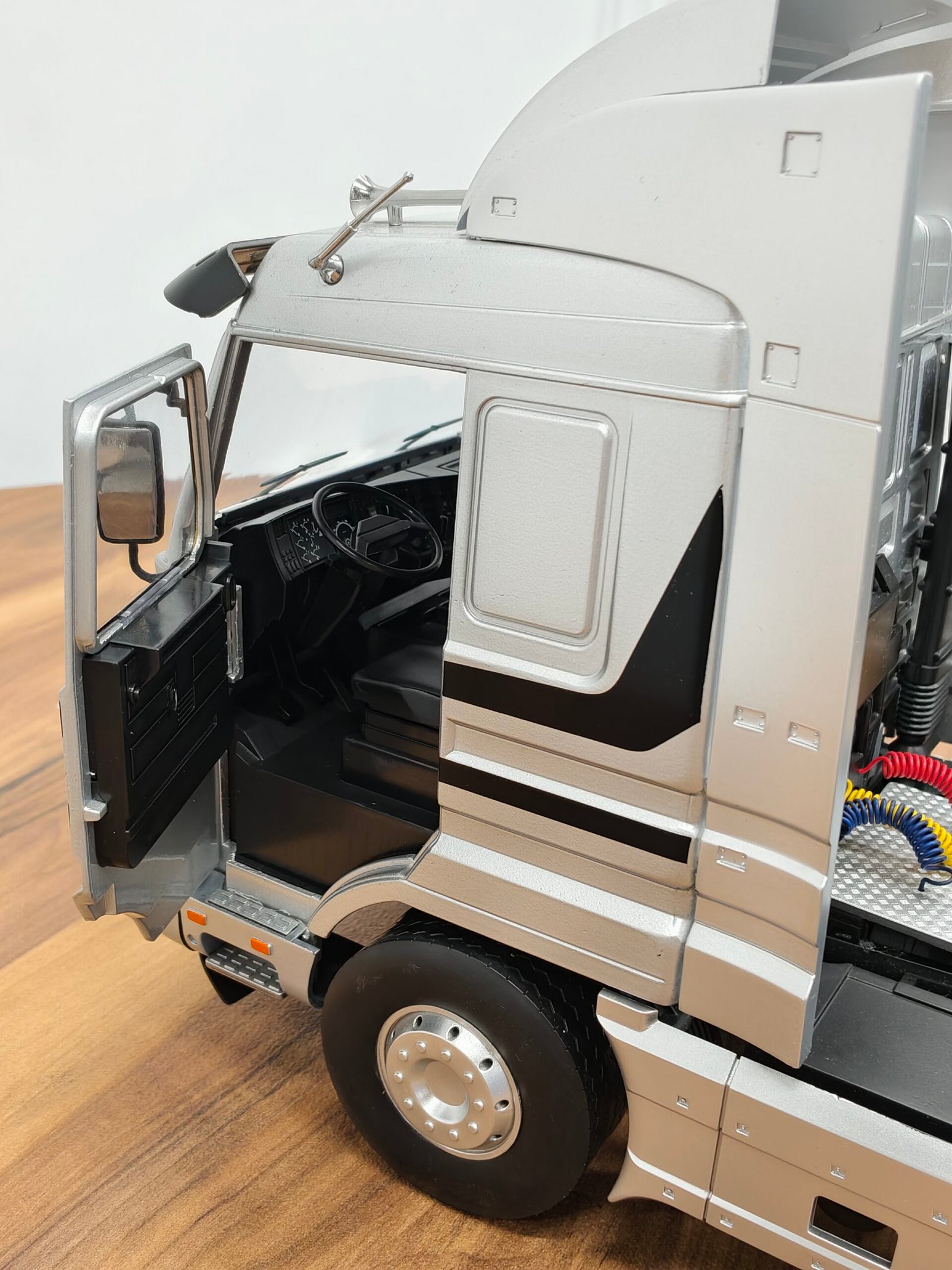 Road King Scania Truck (Silver) Scale 1/18 - Image 6