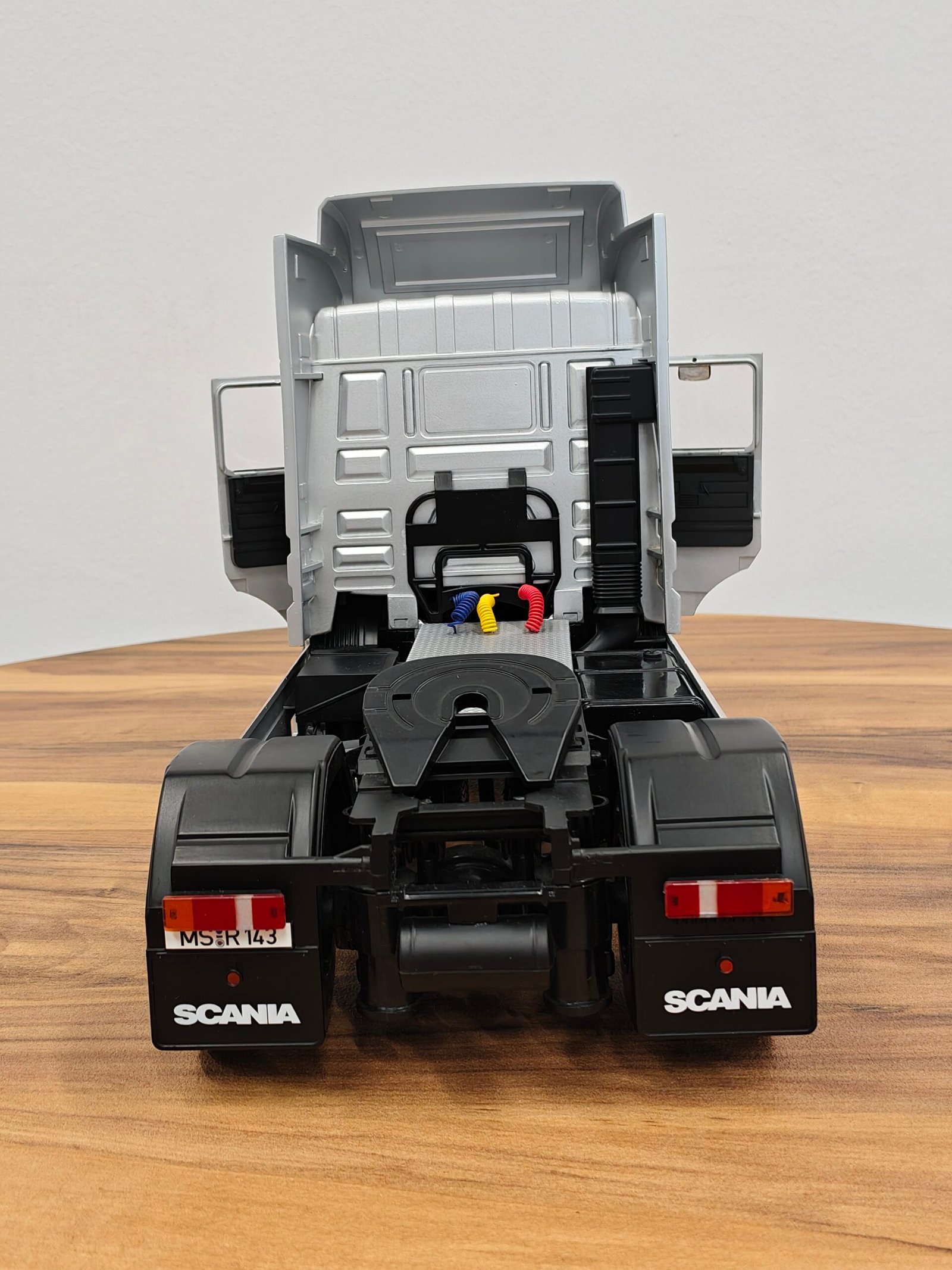 Road King Scania Truck (Silver) Scale 1/18 - Image 7