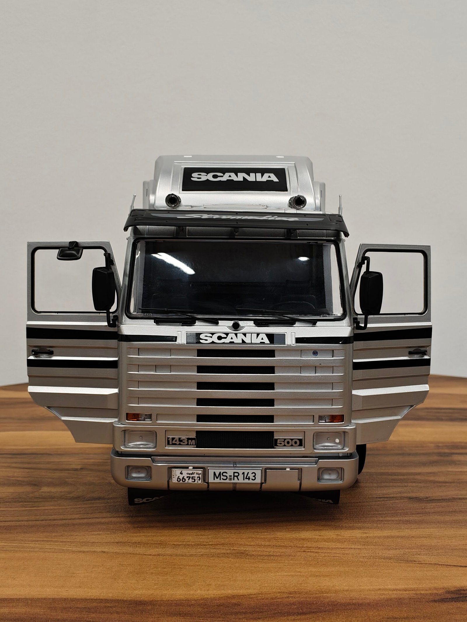 Road King Scania Truck (Silver) Scale 1/18 - Image 8
