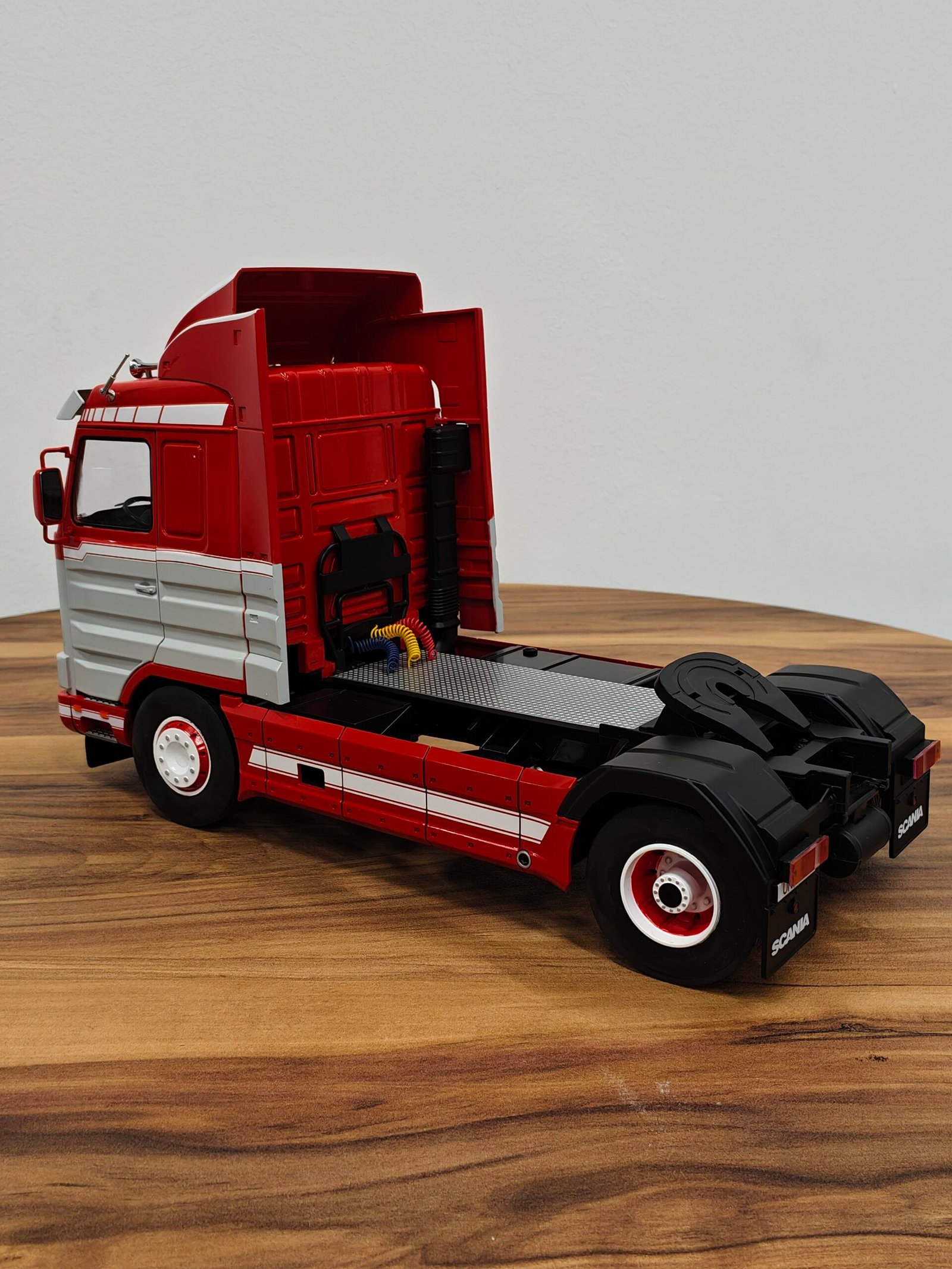 Roadkings Scania Truck 2 Assi1995 (Red) 1:18 - Image 2