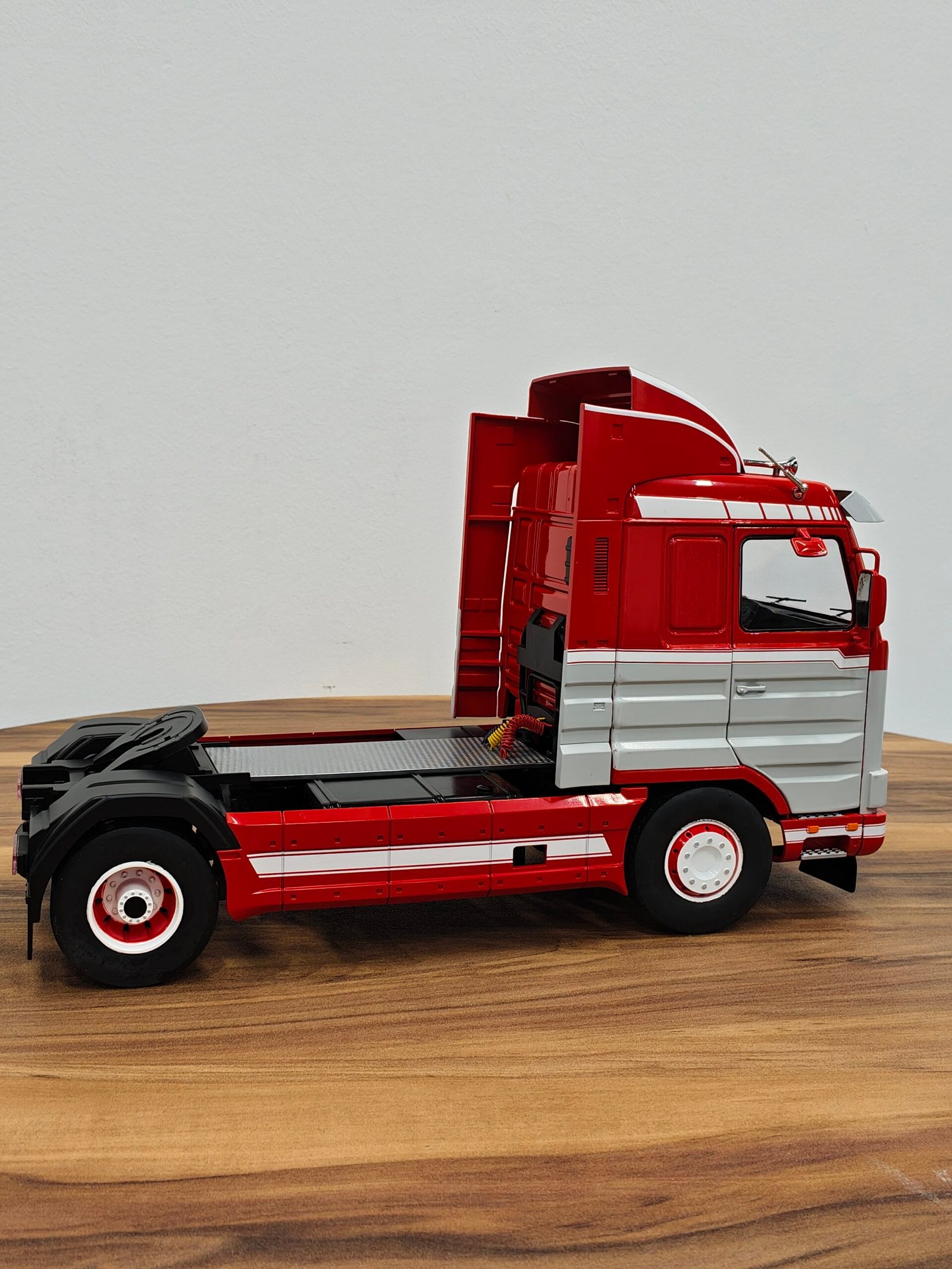 Roadkings Scania Truck 2 Assi1995 (Red) 1:18 - Image 3