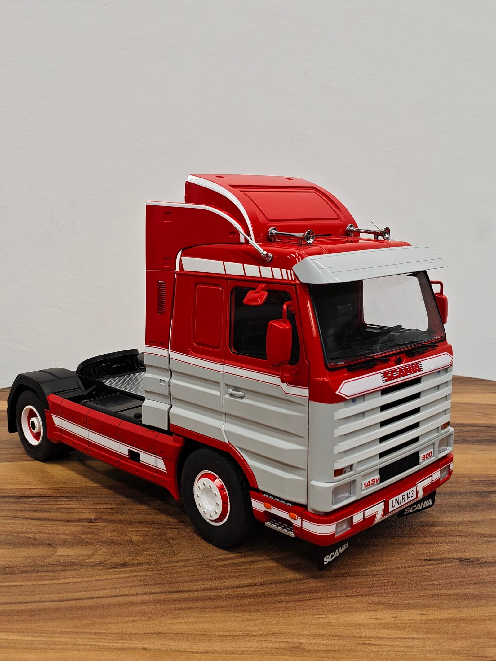 Roadkings Scania Truck 2 Assi1995 (Red) 1:18 - Image 5