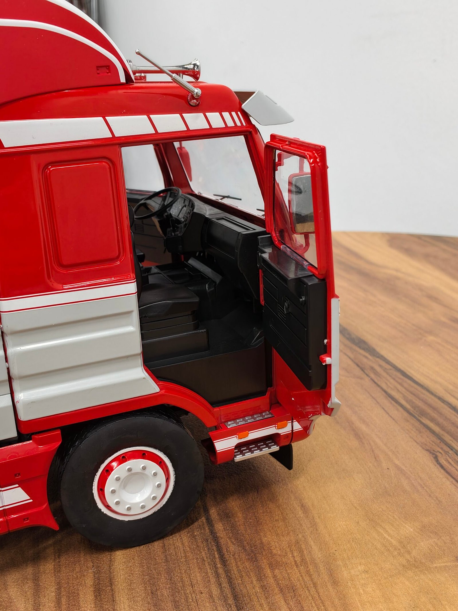 Roadkings Scania Truck 2 Assi1995 (Red) 1:18 - Image 4