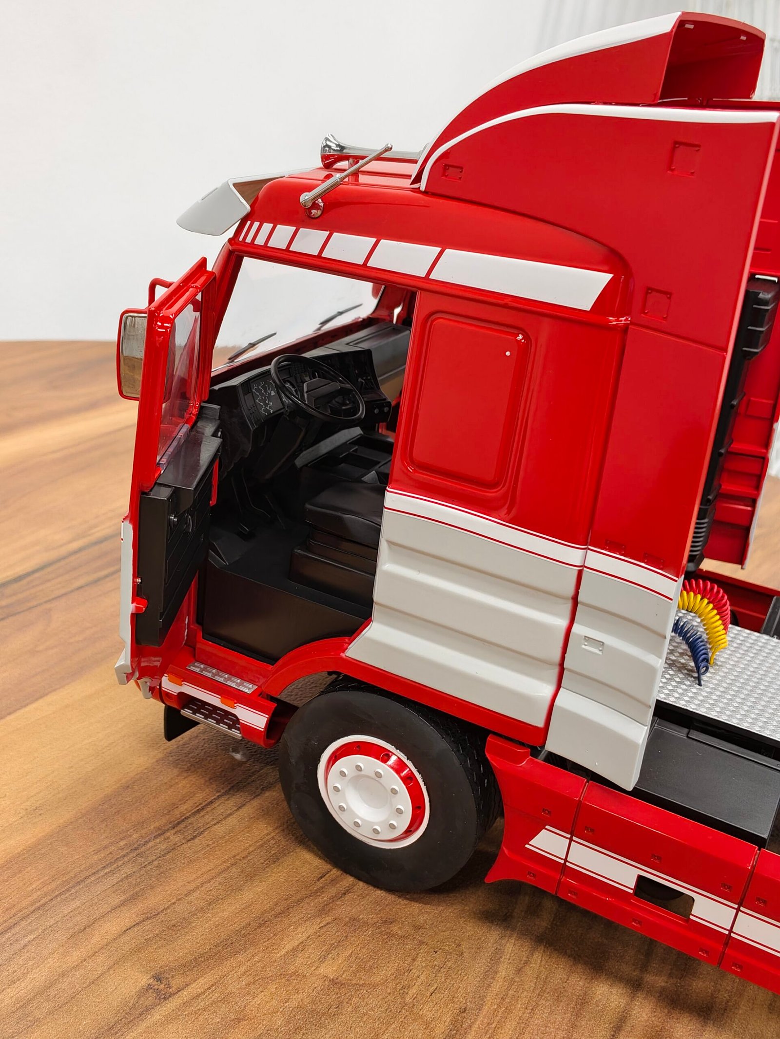 Roadkings Scania Truck 2 Assi1995 (Red) 1:18 - Image 6