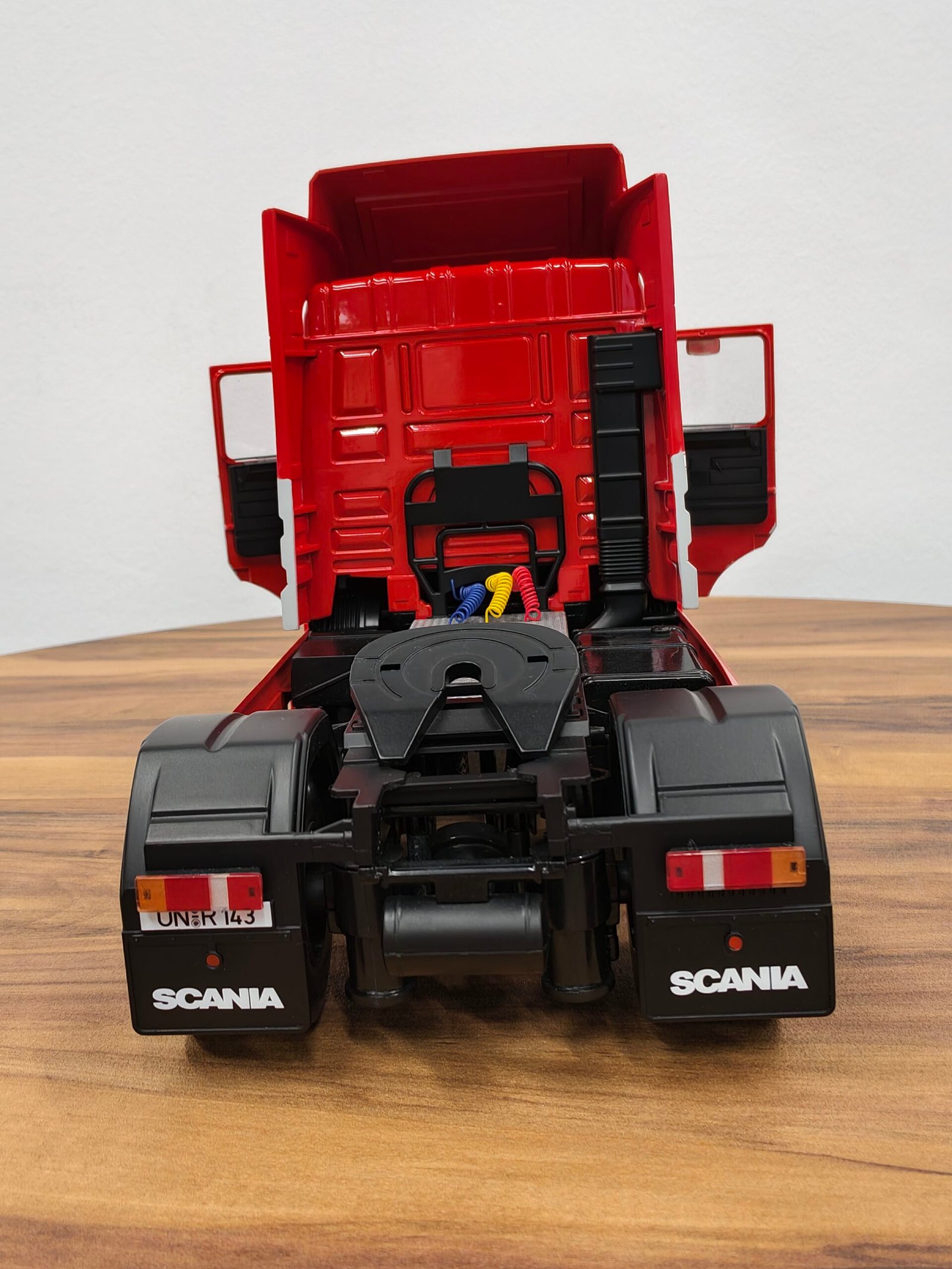 Roadkings Scania Truck 2 Assi1995 (Red) 1:18 - Image 8