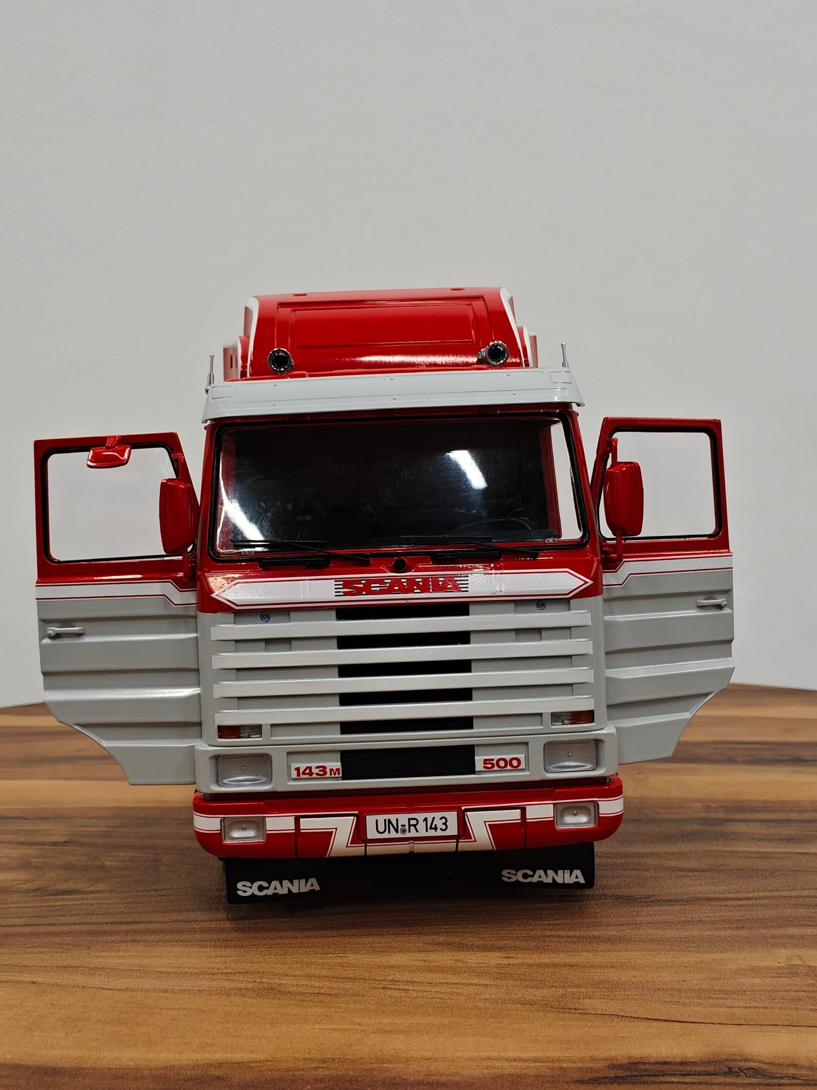 Roadkings Scania Truck 2 Assi1995 (Red) 1:18 - Image 7