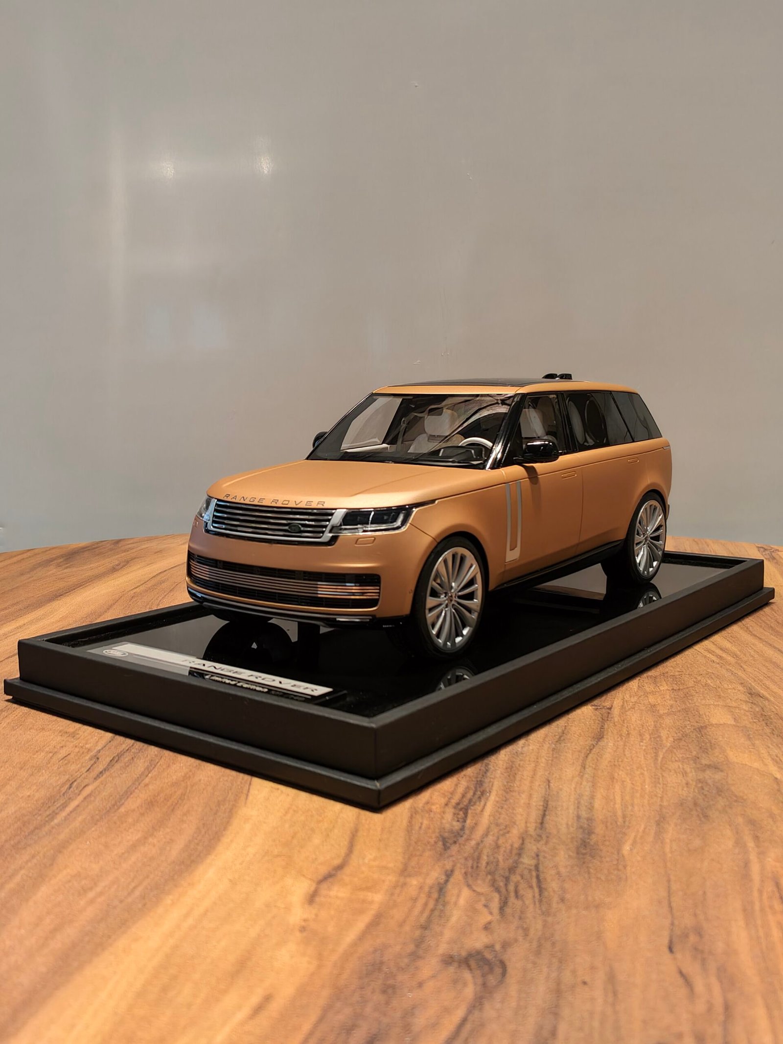 Range Rover 101/149 (Light Brown) Scale 1/18