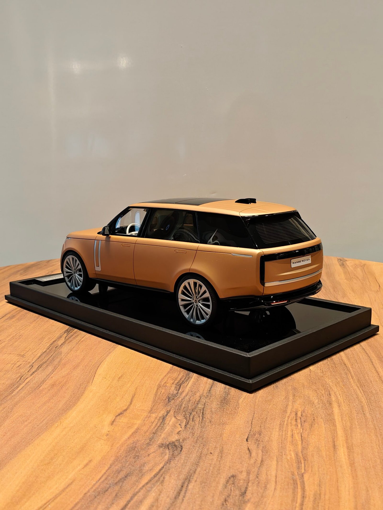 Range Rover 101/149 (Light Brown) Scale 1/18 - Image 2