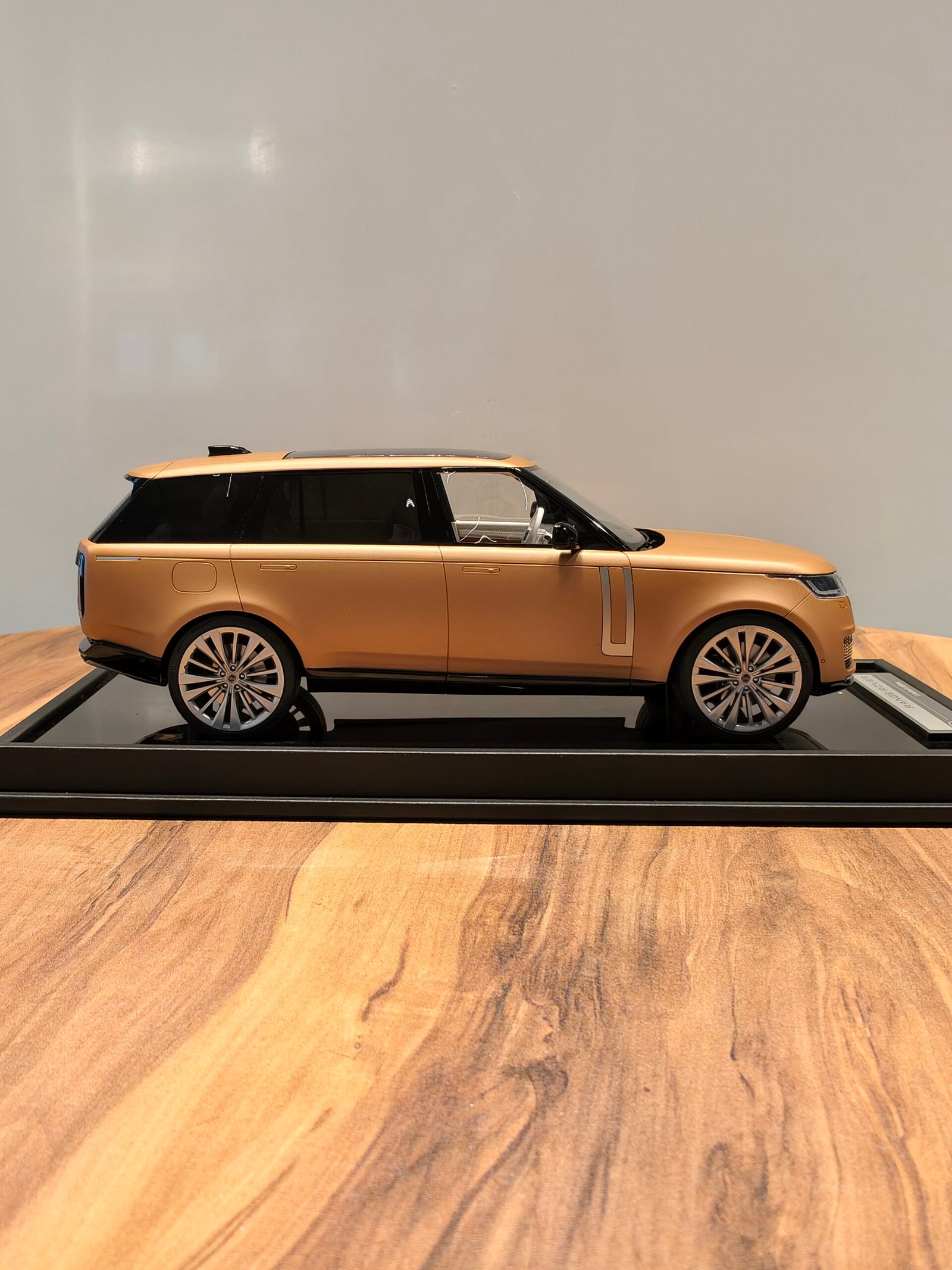 Range Rover 101/149 (Light Brown) Scale 1/18 - Image 3
