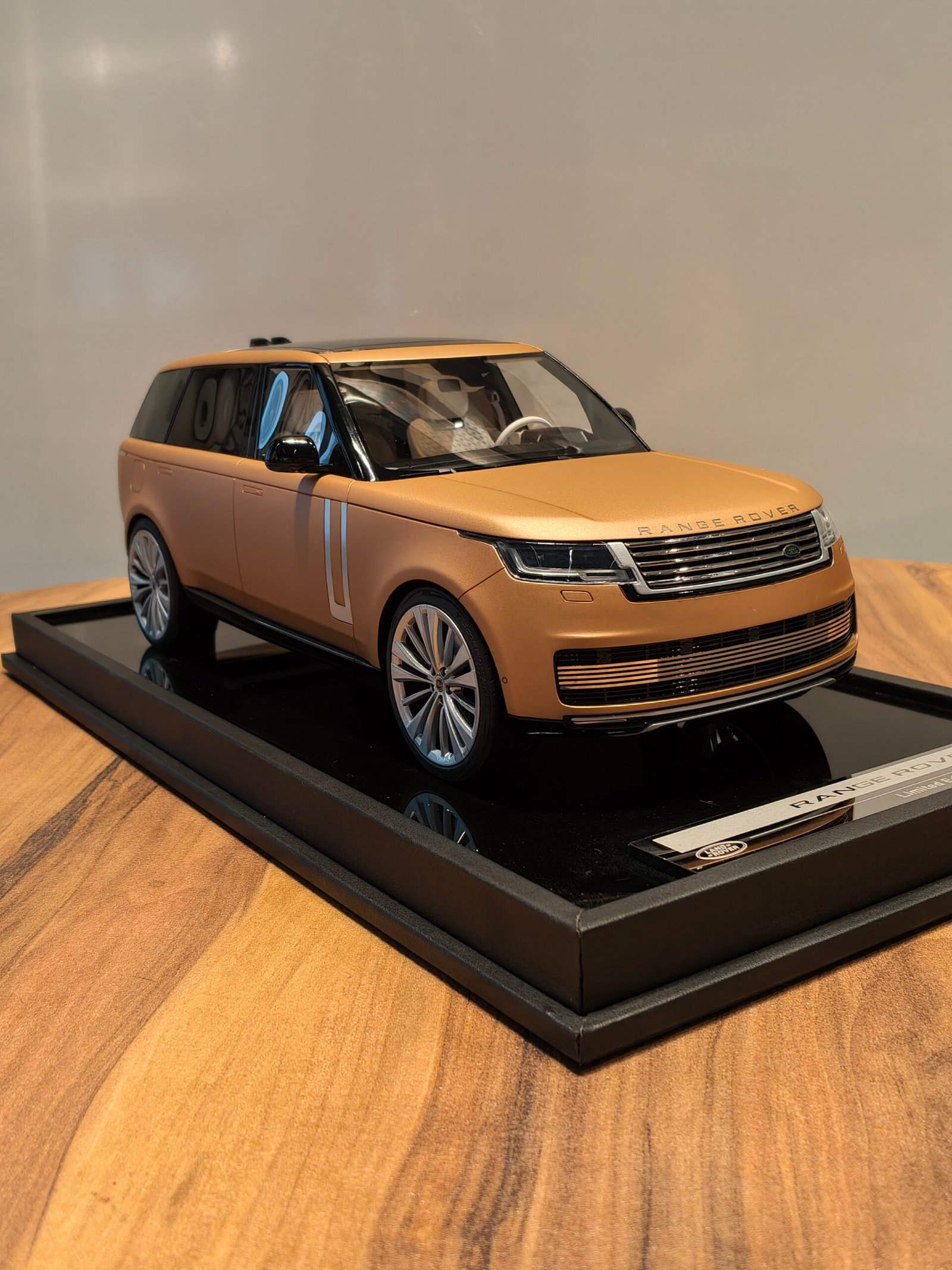 Range Rover 101/149 (Light Brown) Scale 1/18 - Image 4