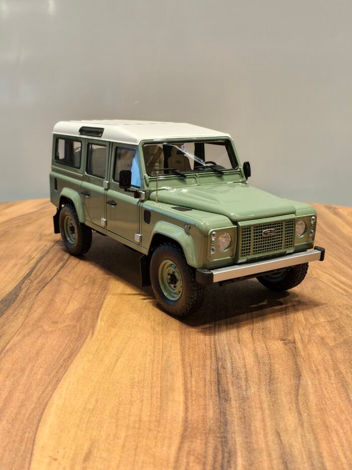 Land Rover Defender 110 - 2015 Green 1:18 - Image 2