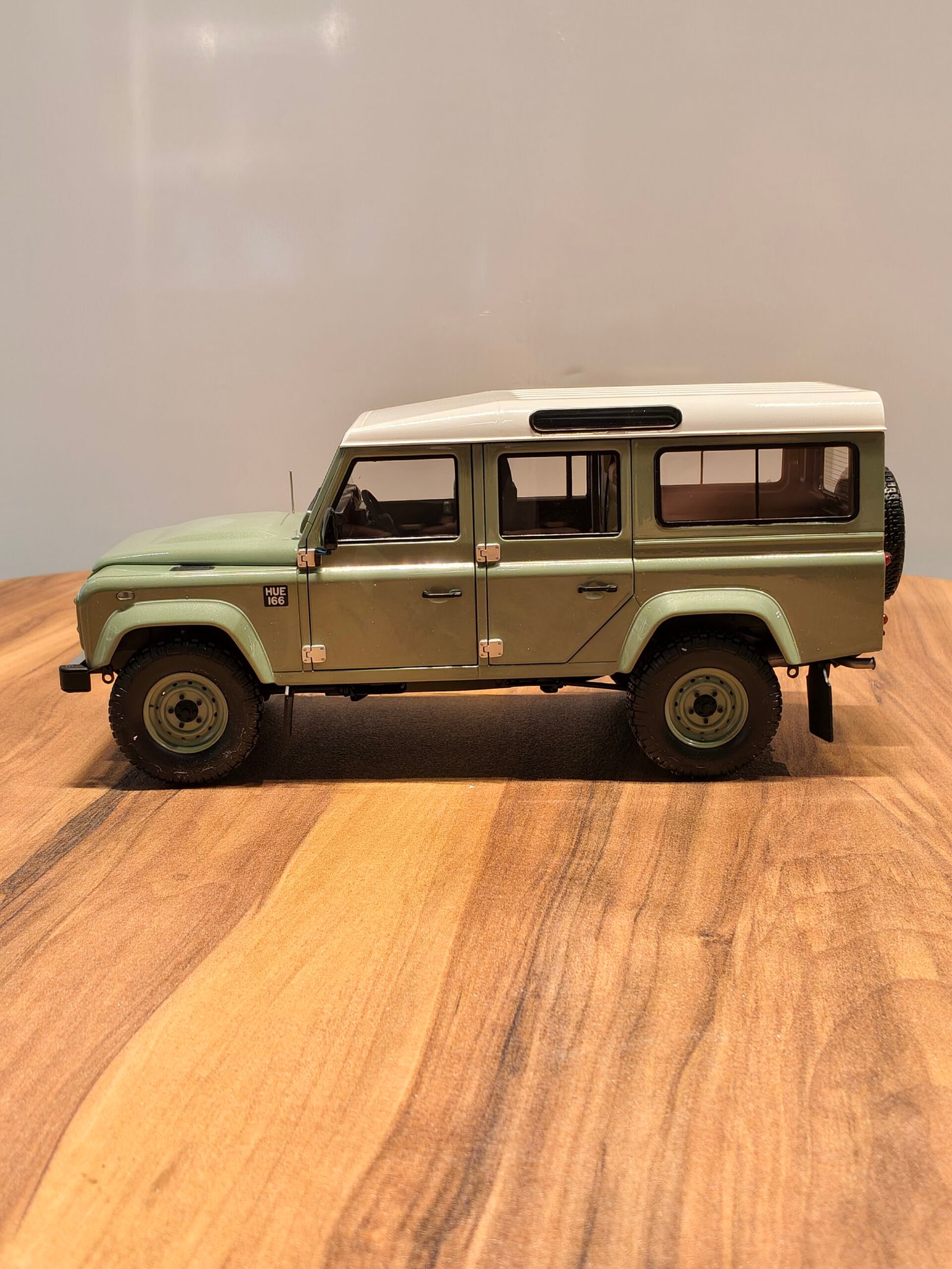 Land Rover Defender 110 - 2015 Green 1:18 - Image 3